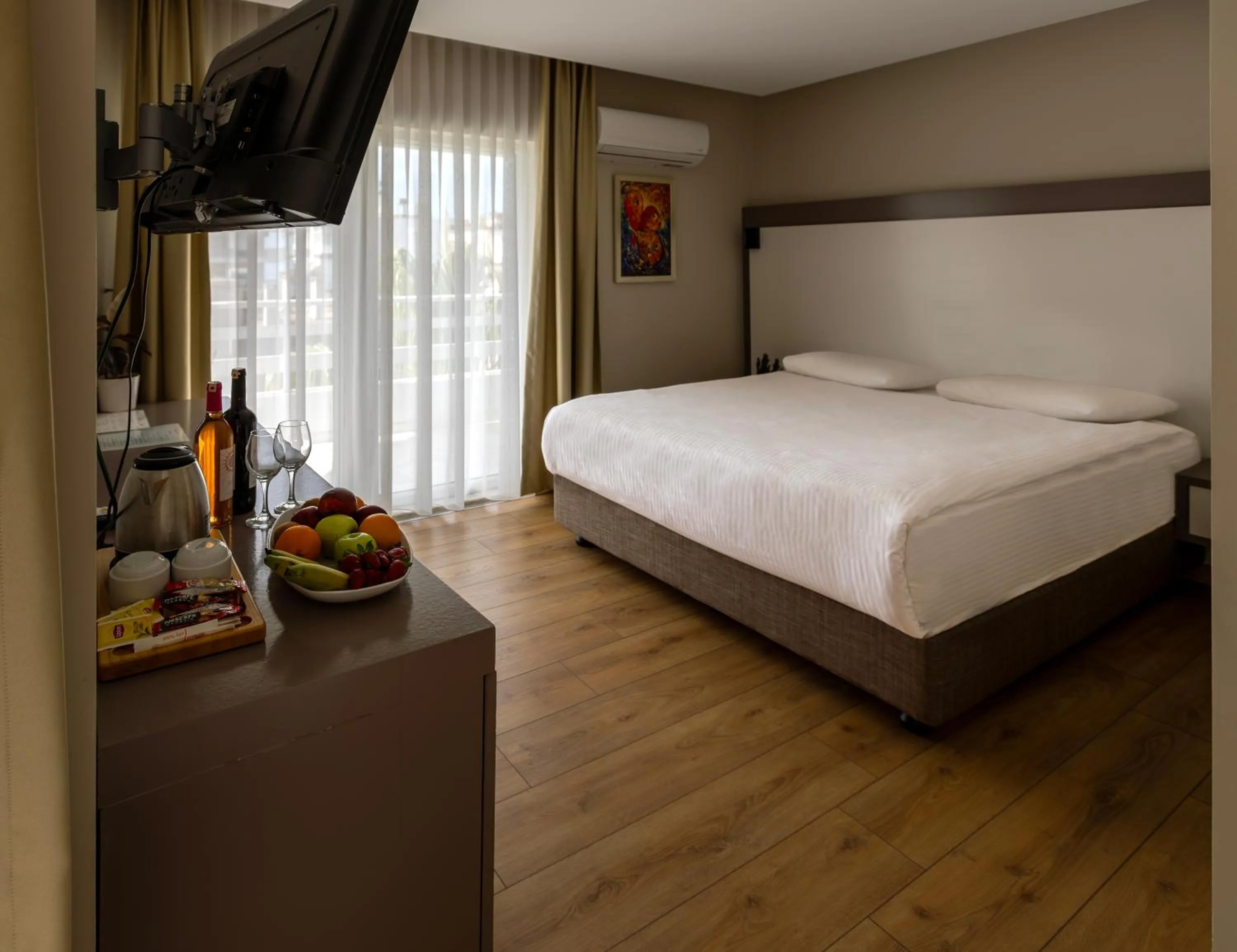 Photo of the whole room, Bed in Mene City Hotel