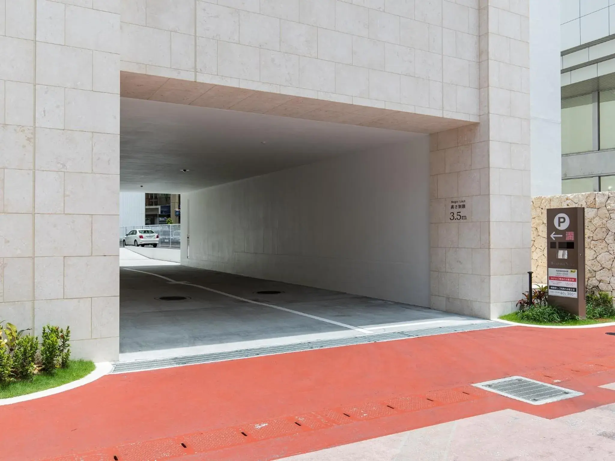 Facade/entrance in JR Kyushu Hotel Blossom Naha Facade/entrance in JR Kyushu Hotel Blossom Naha