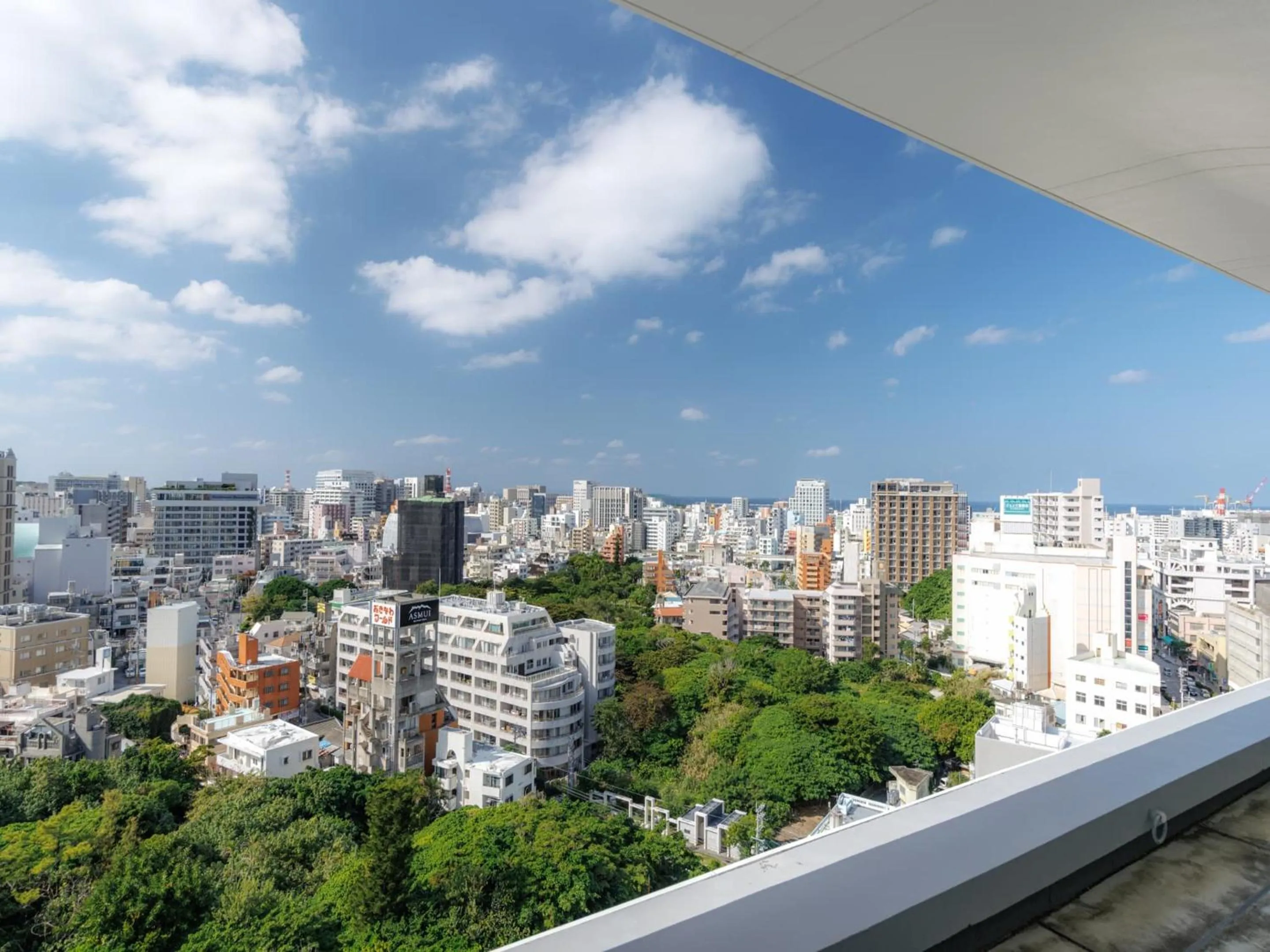 Lounge or bar in JR Kyushu Hotel Blossom Naha