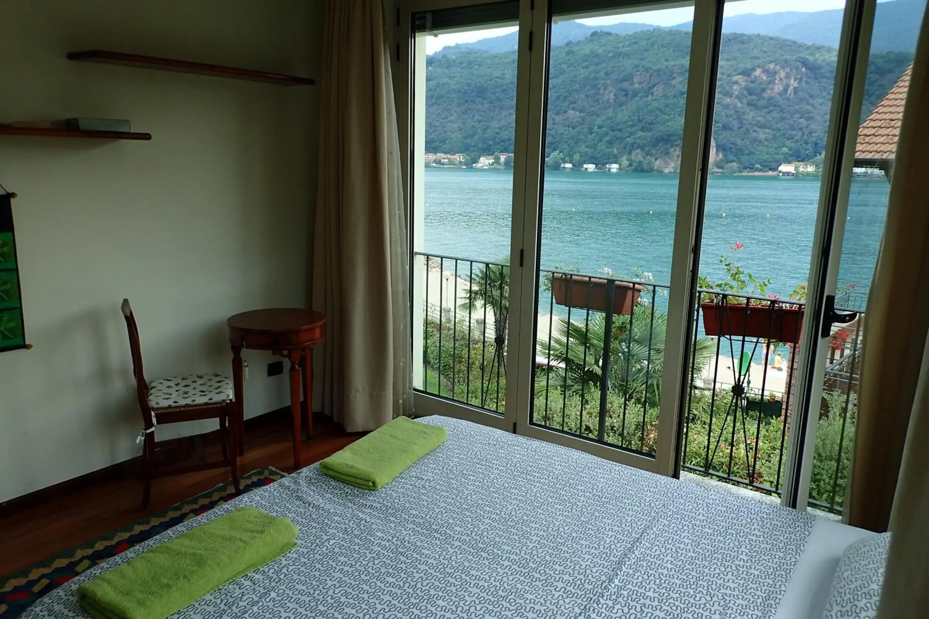 Double Room with Private Bathroom in B&B Dolce vista al lago Lugano Double Room with Private Bathroom in B&B Dolce vista al lago Lugano