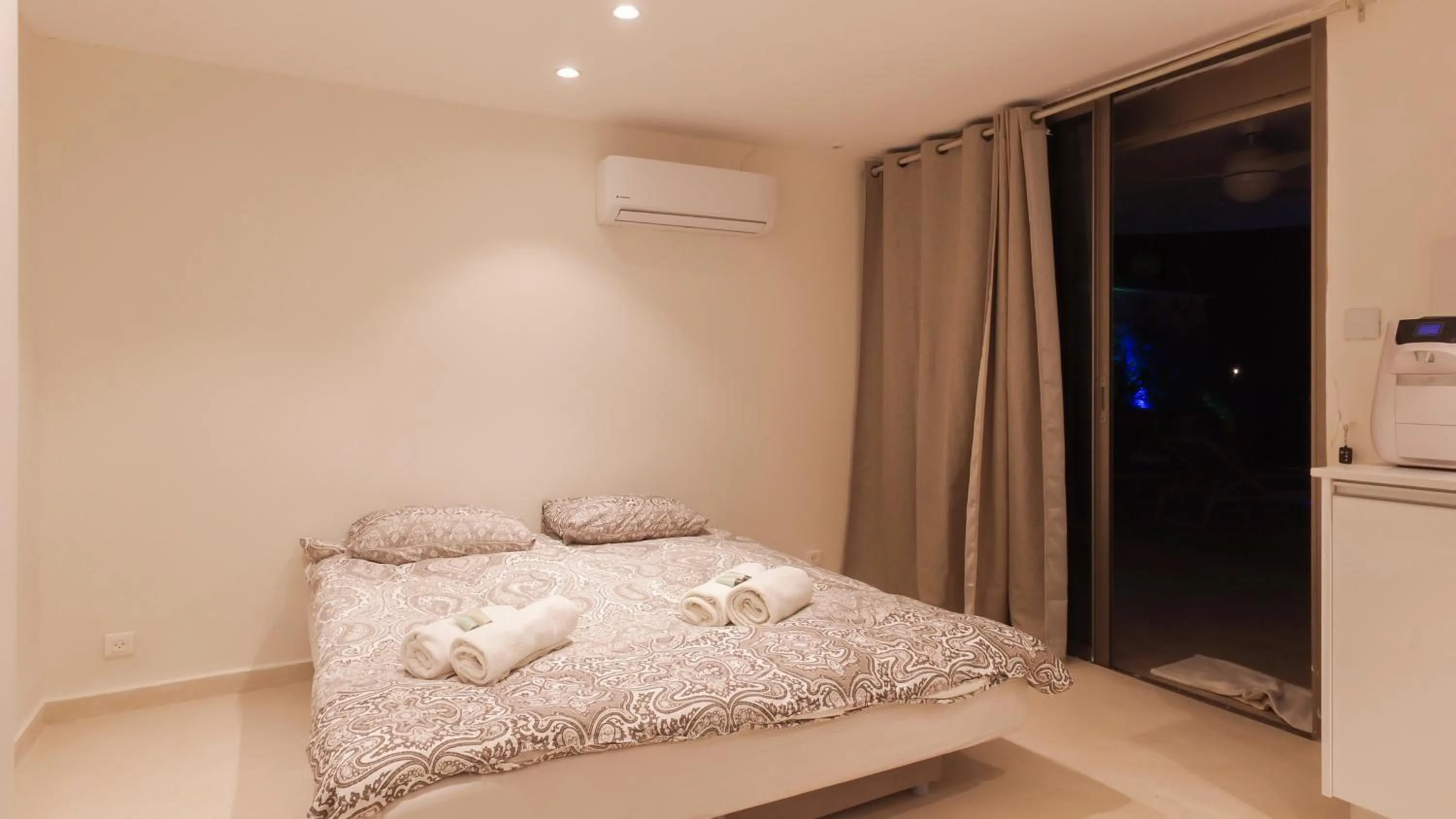 TV and multimedia, Bed in Luxury Suite by the pool