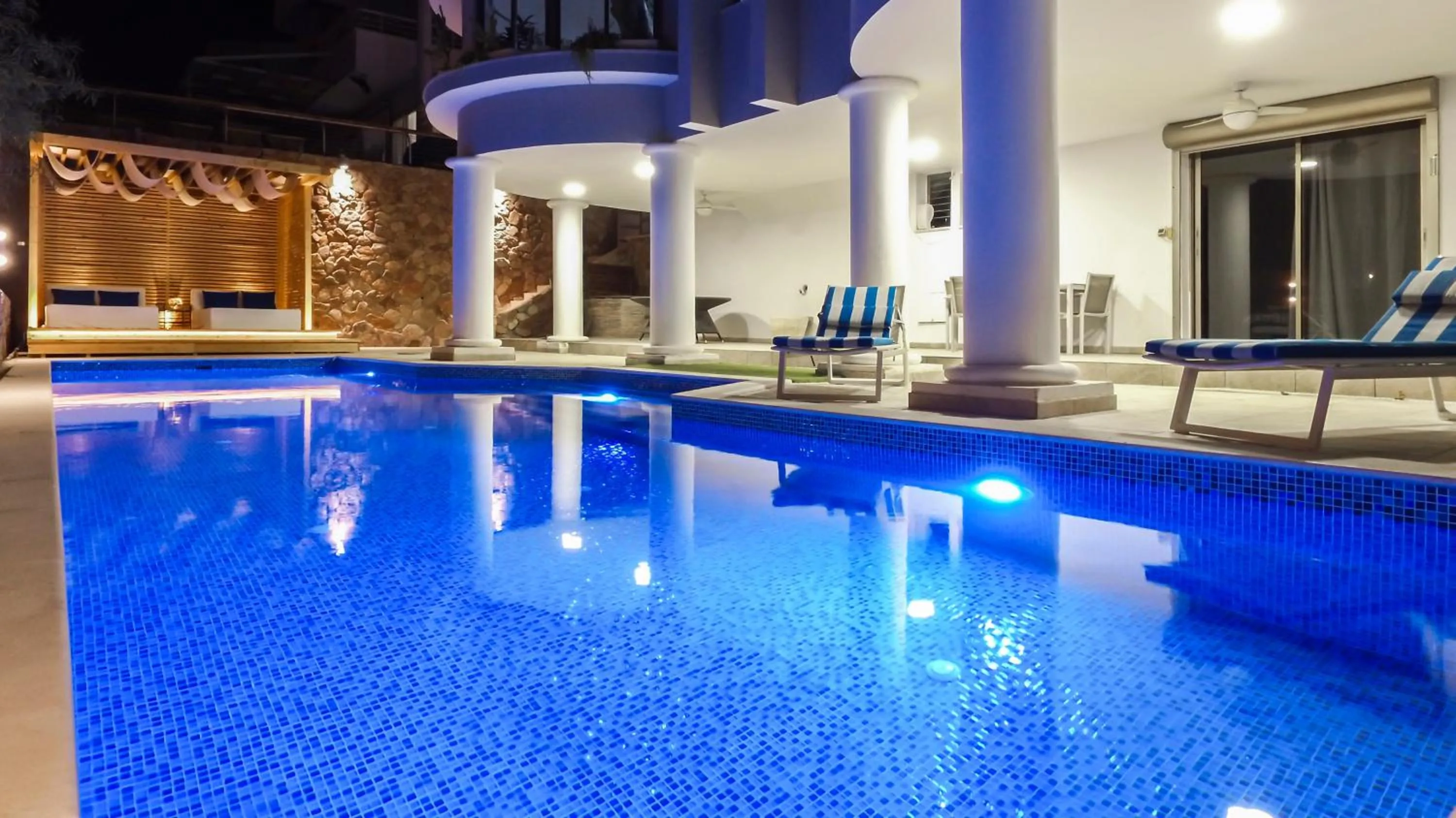 Luxury Suite by the pool