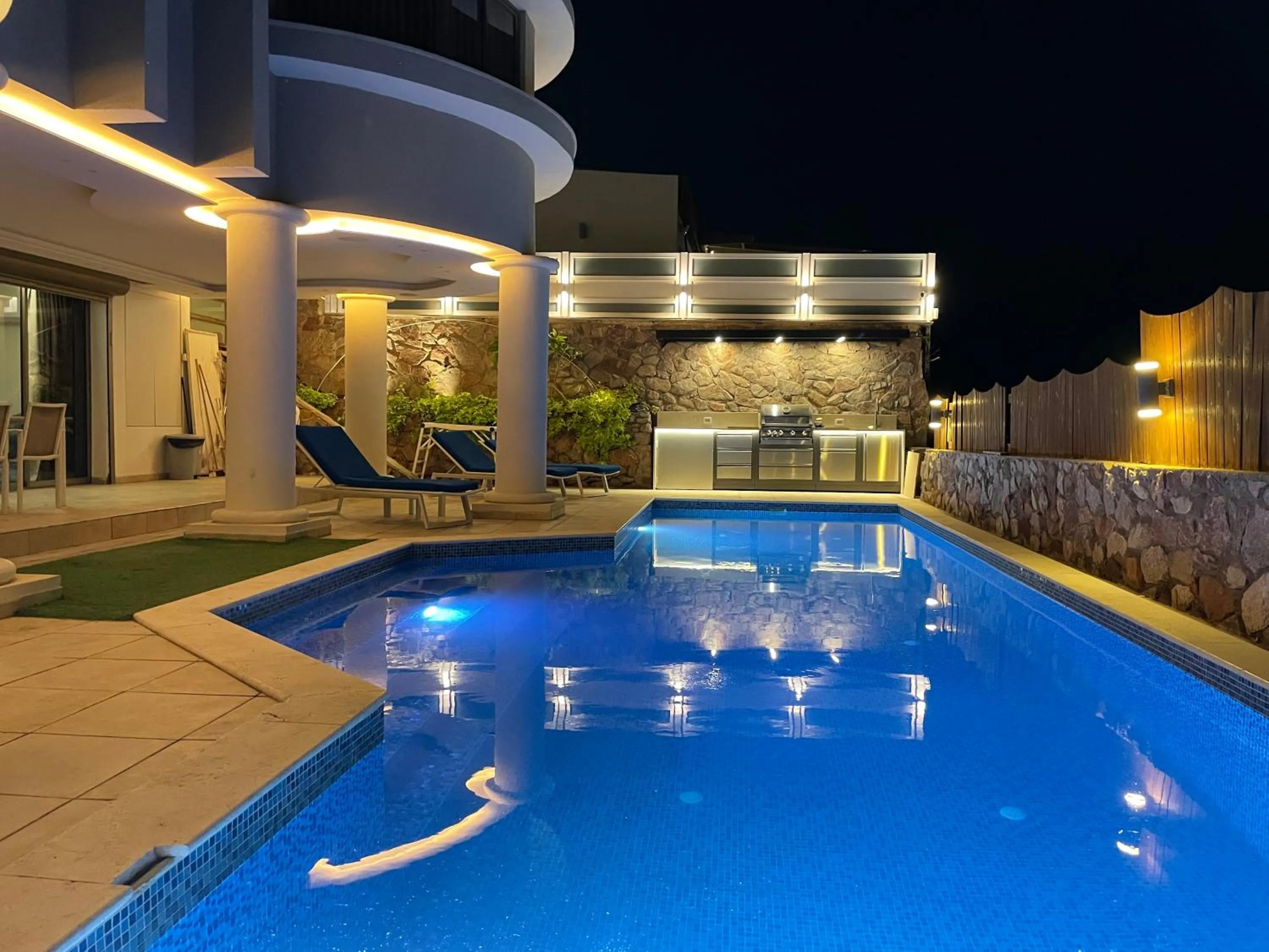 Luxury Suite by the pool