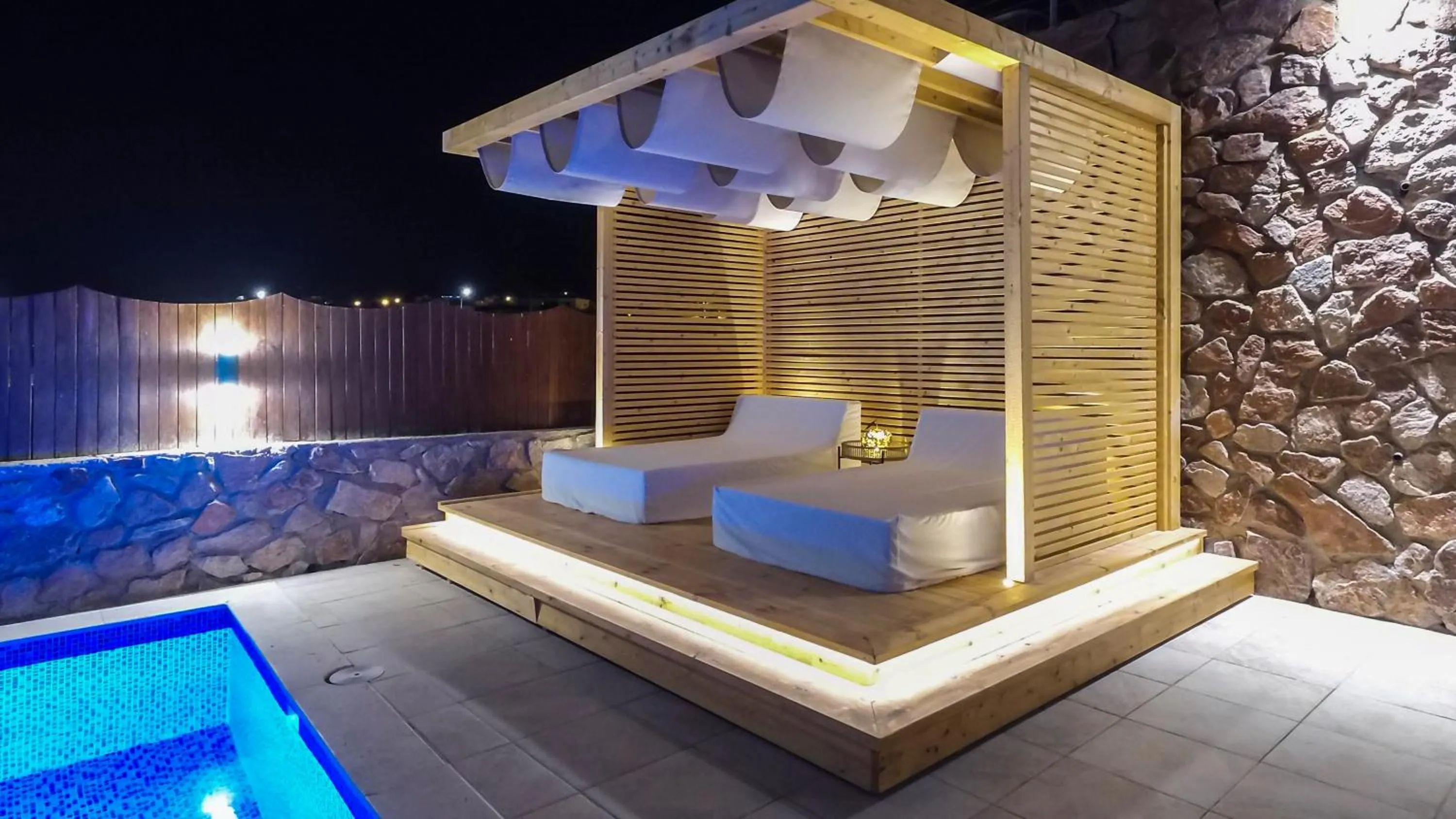 Luxury Suite by the pool