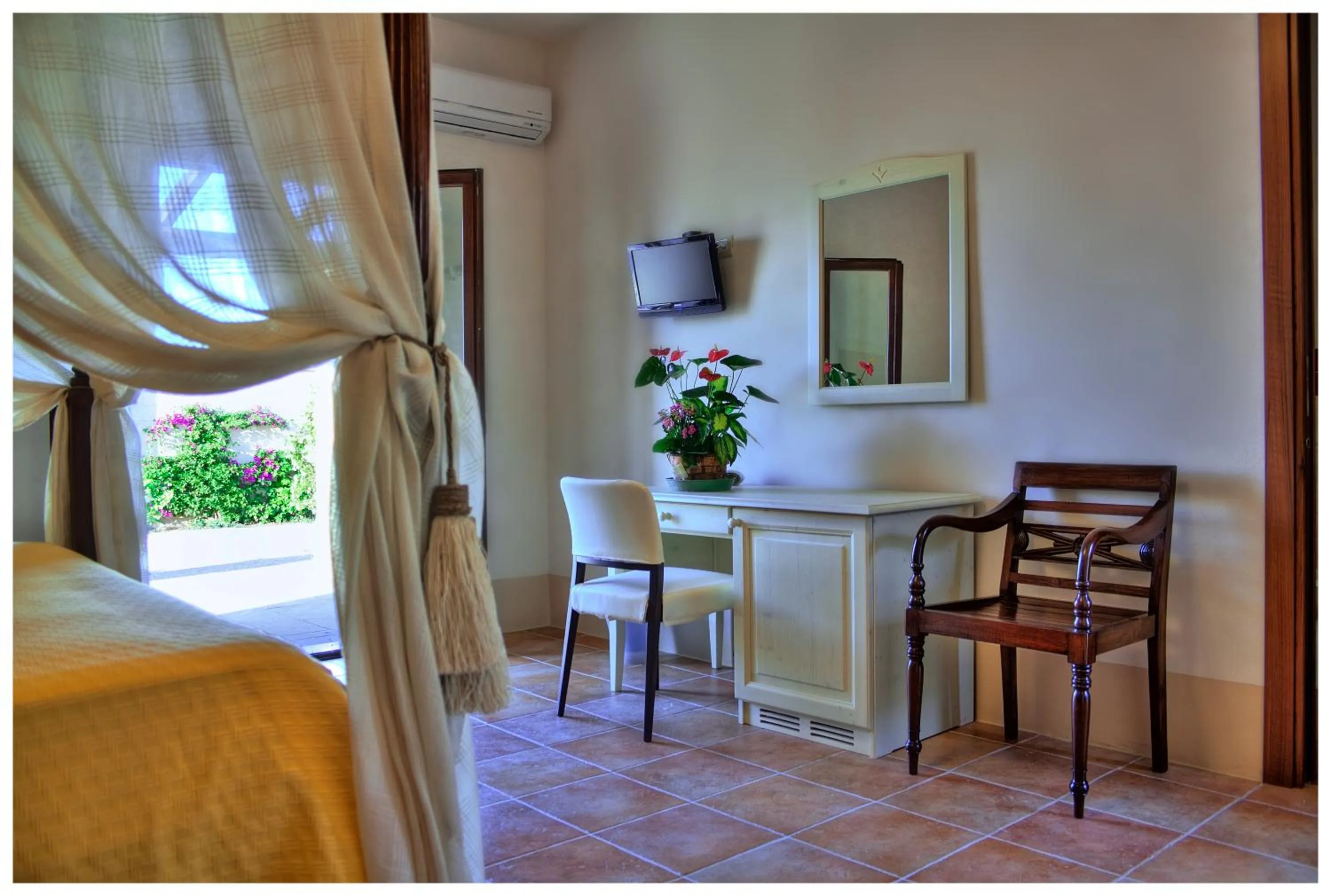 Photo of the whole room in Masseria Li Campi