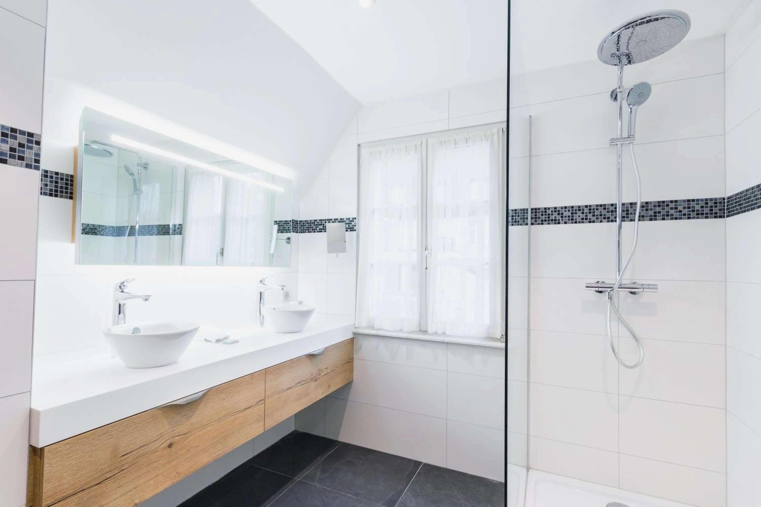 Shower in L'auberge Du Cheval Blanc et Spa