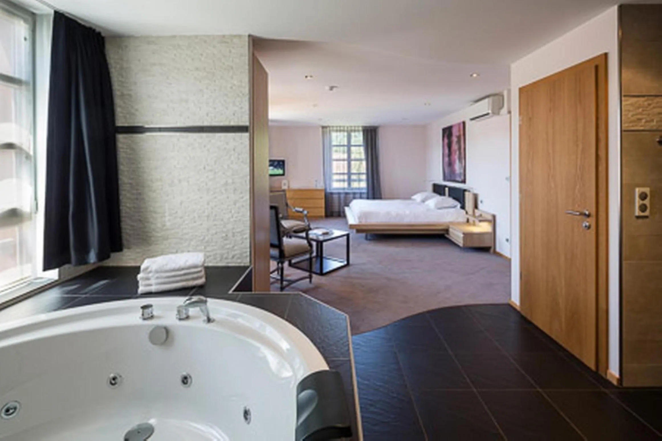 Bathroom, Bed in L'auberge Du Cheval Blanc et Spa