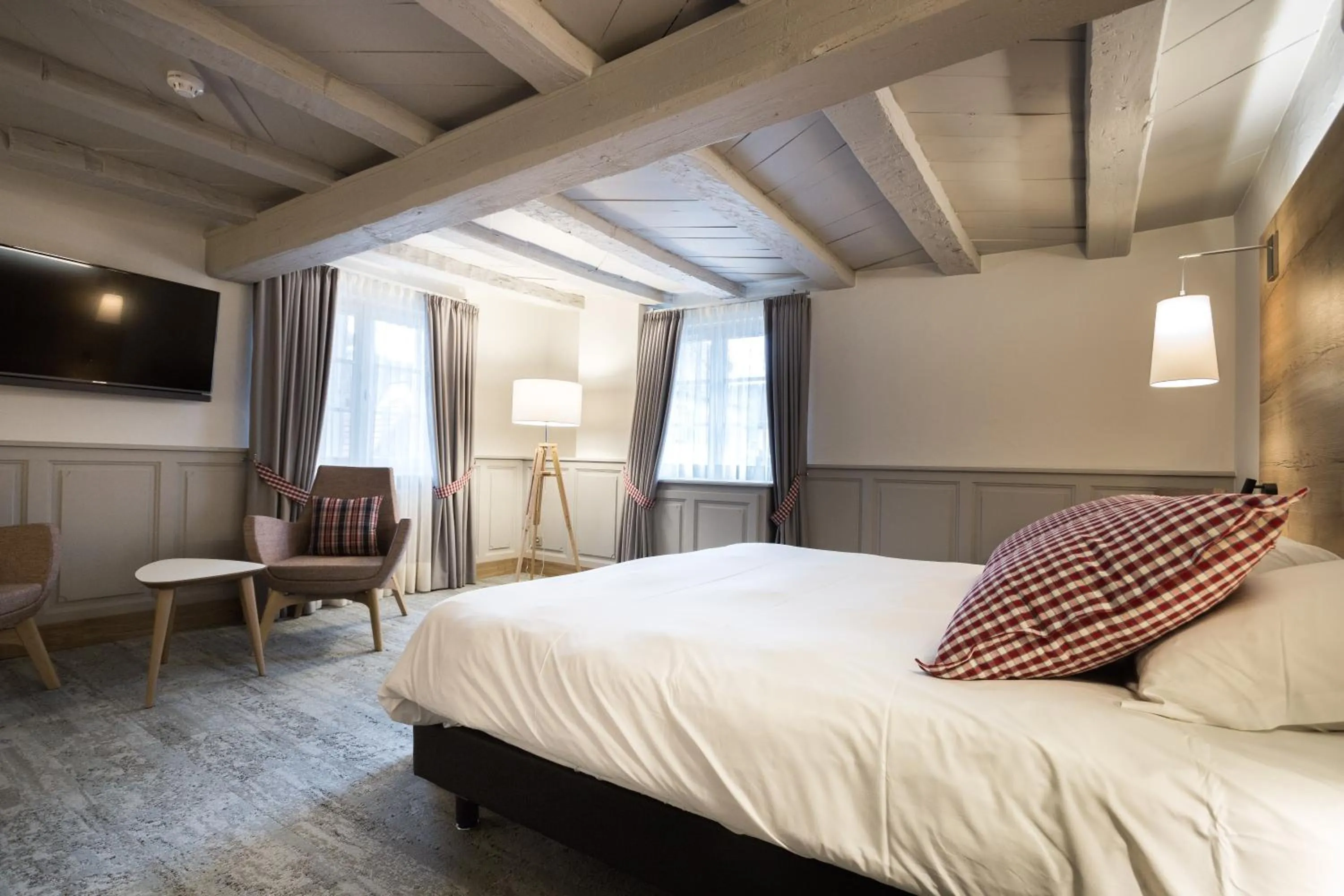 Bedroom, Bed in L'auberge Du Cheval Blanc et Spa