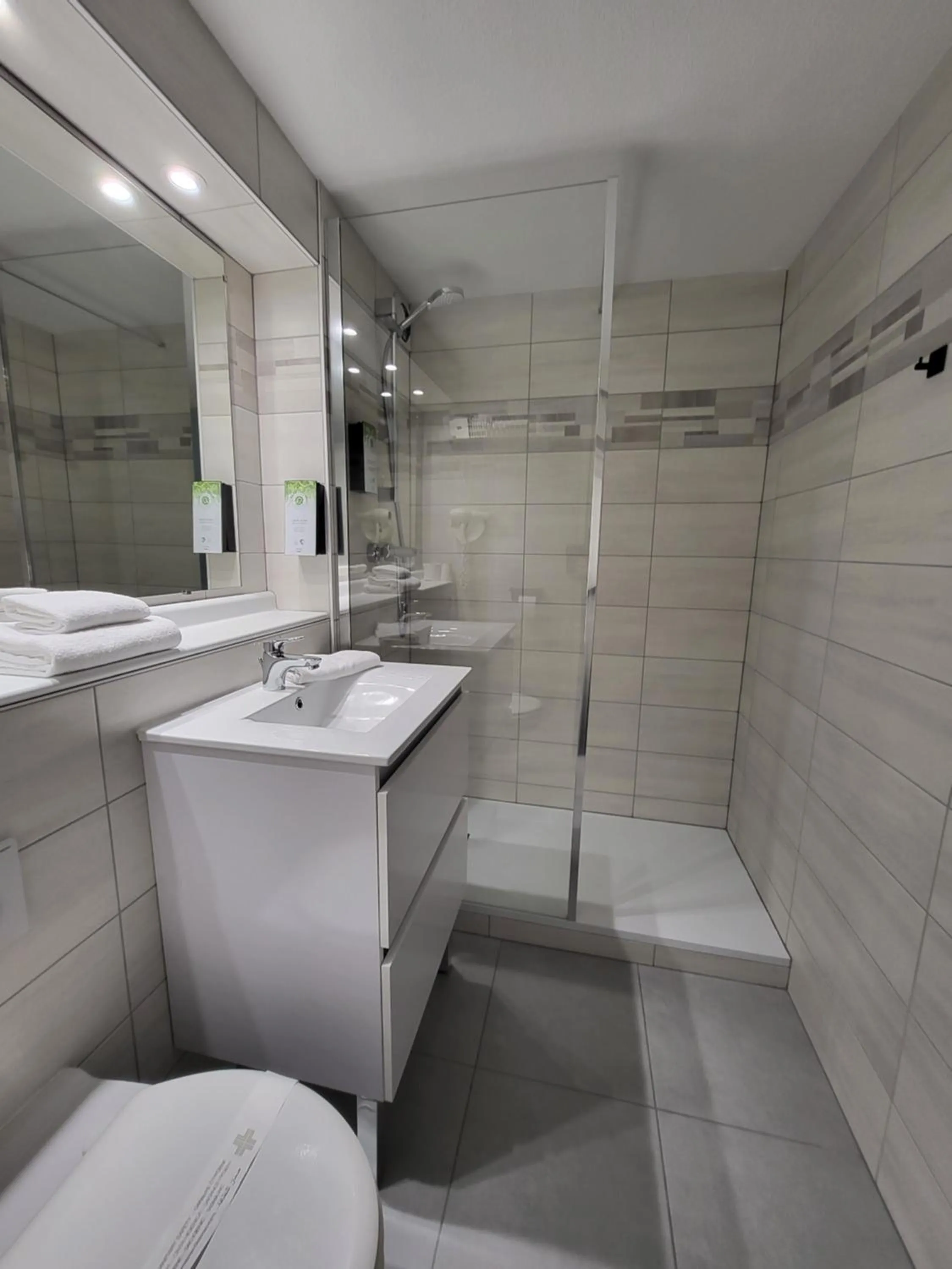 Shower in Kyriad Bellegarde - Genève