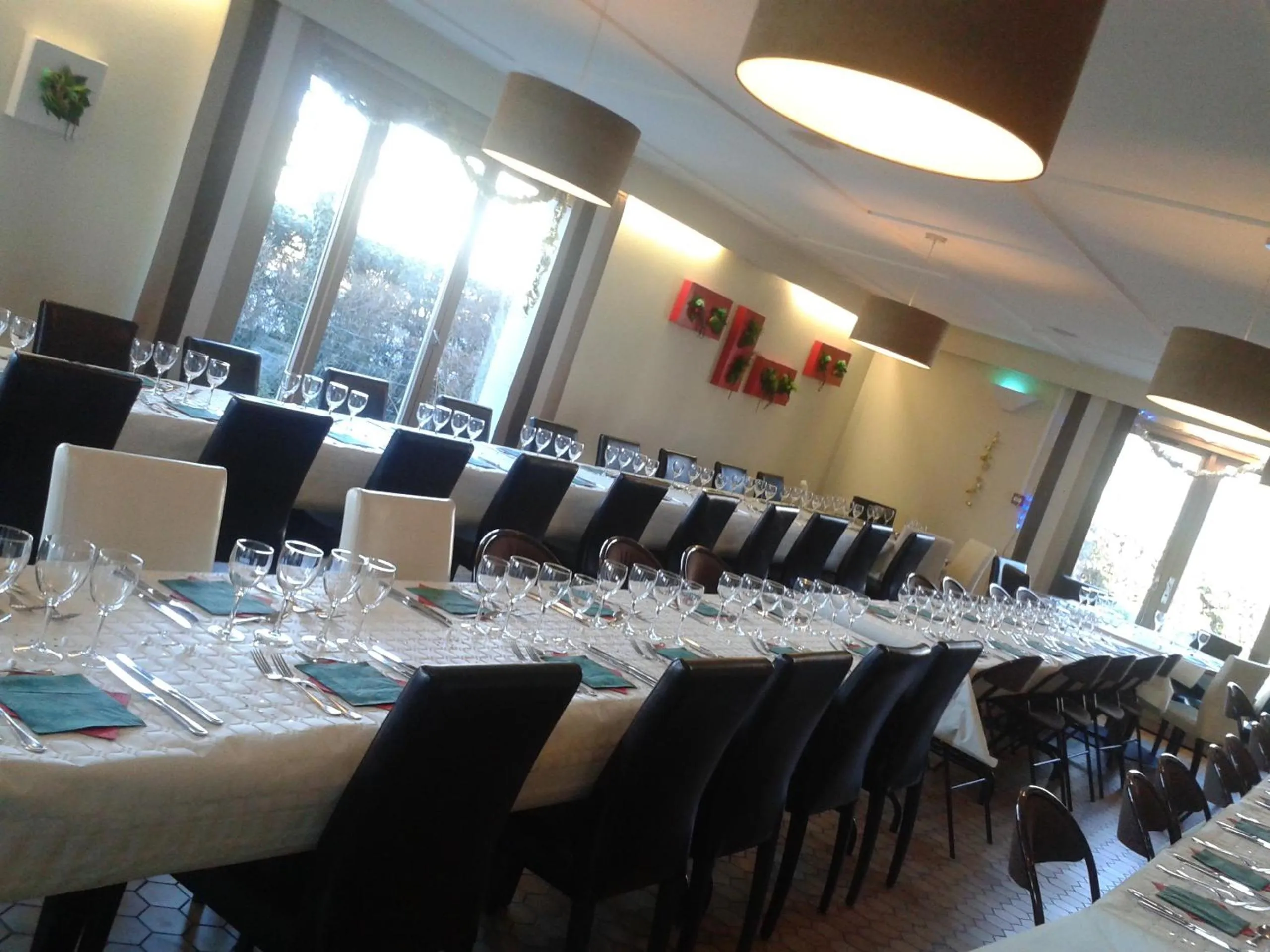 Restaurant/places to eat in Kyriad Bellegarde - Genève