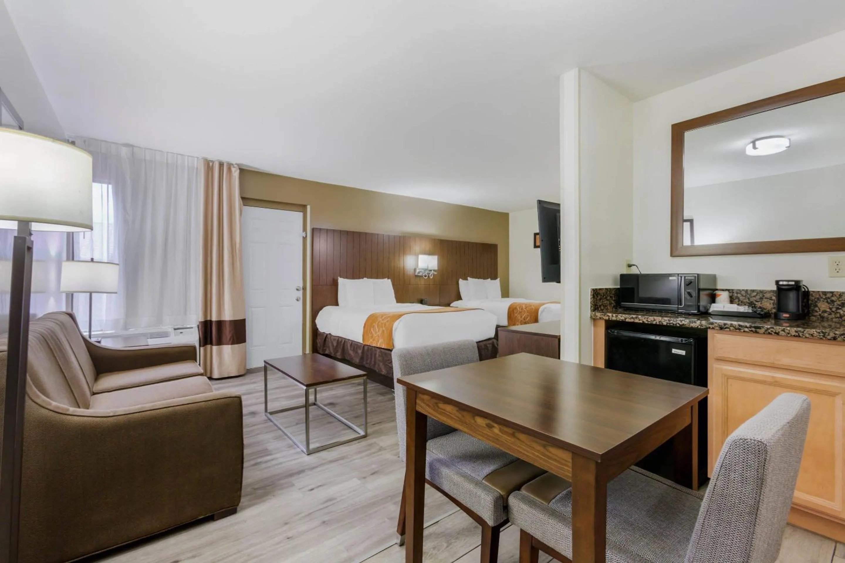 Bedroom in Comfort Suites Tucson near Sabino Canyon