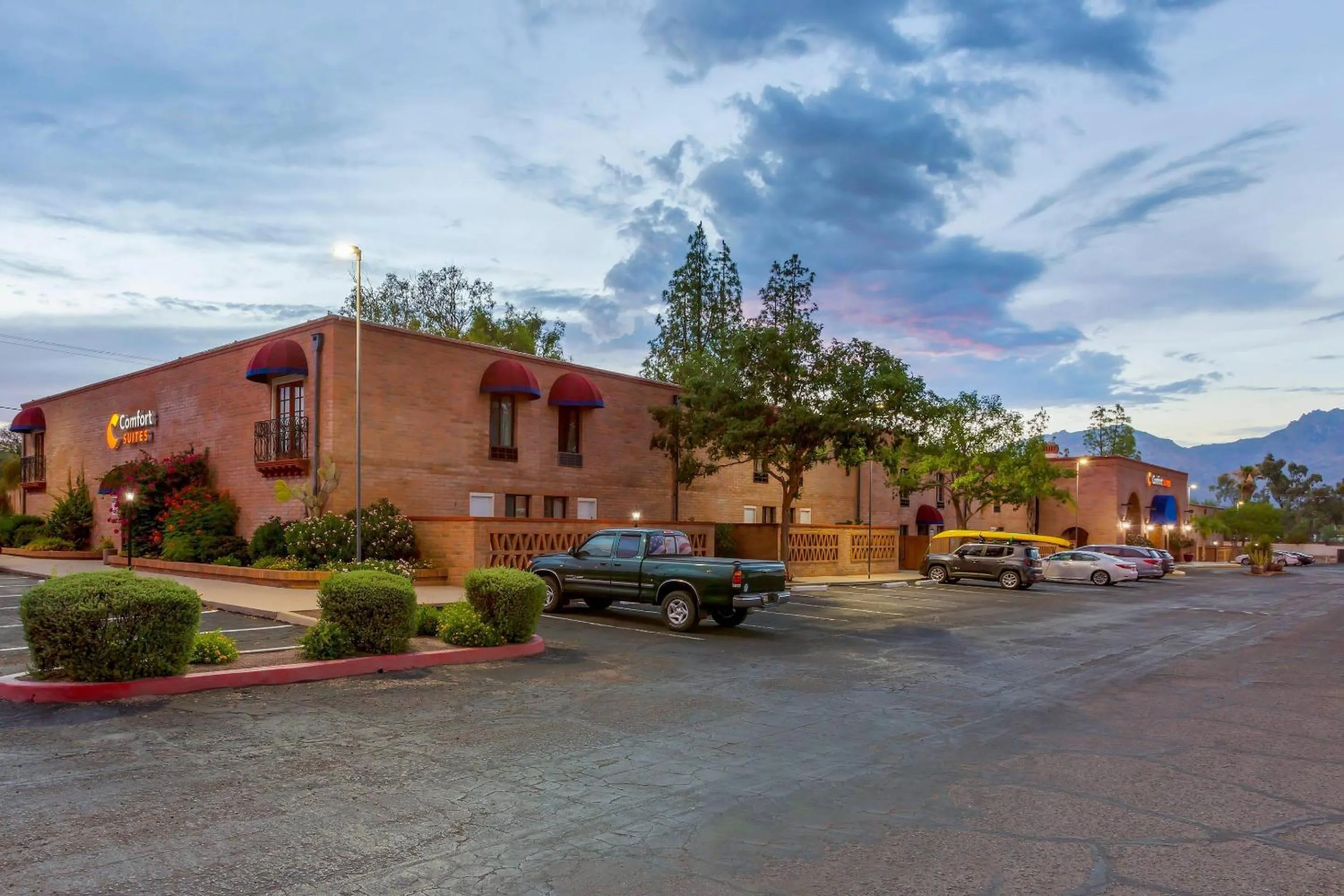 Property building in Comfort Suites Tucson near Sabino Canyon