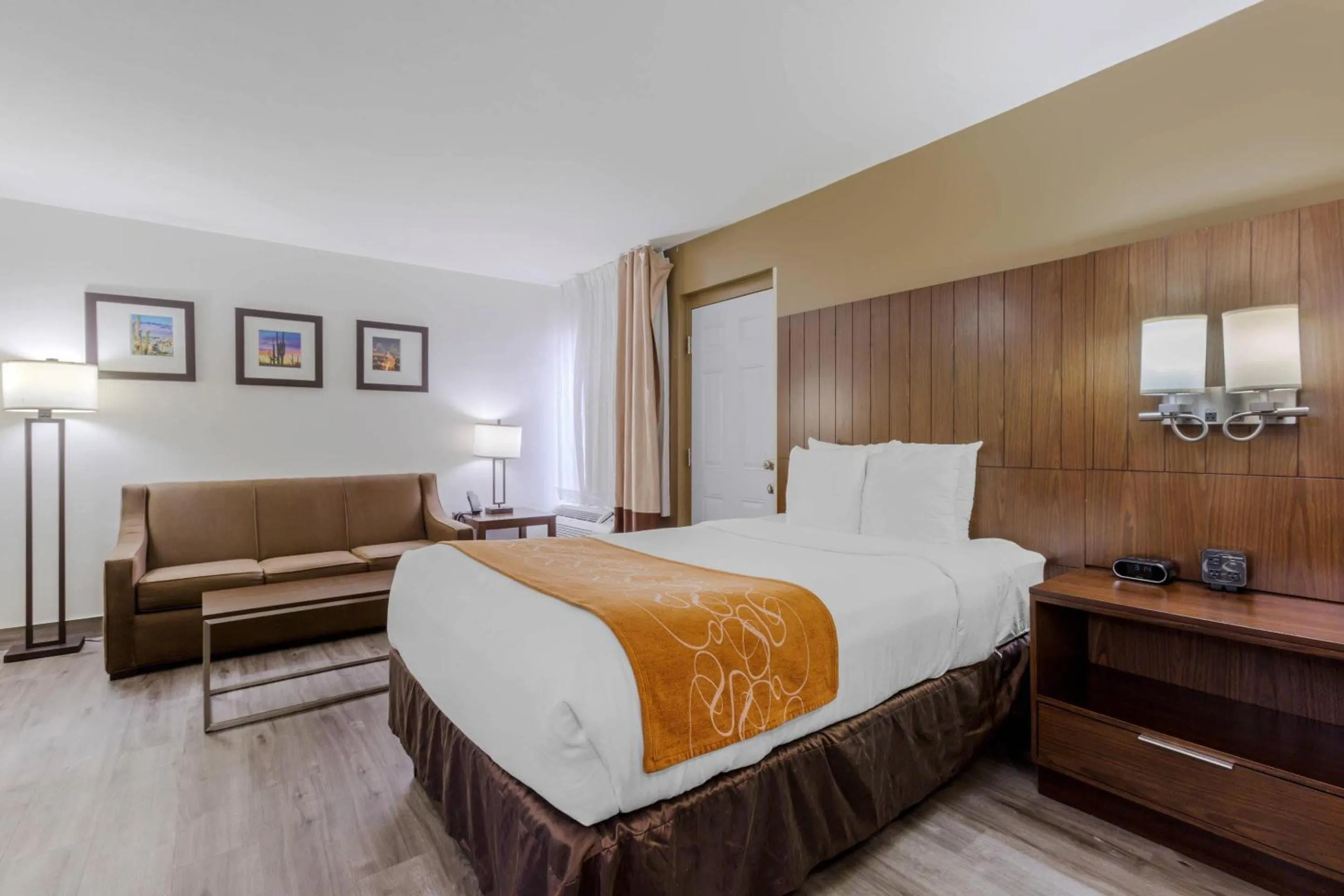Bedroom, Bed in Comfort Suites Tucson near Sabino Canyon