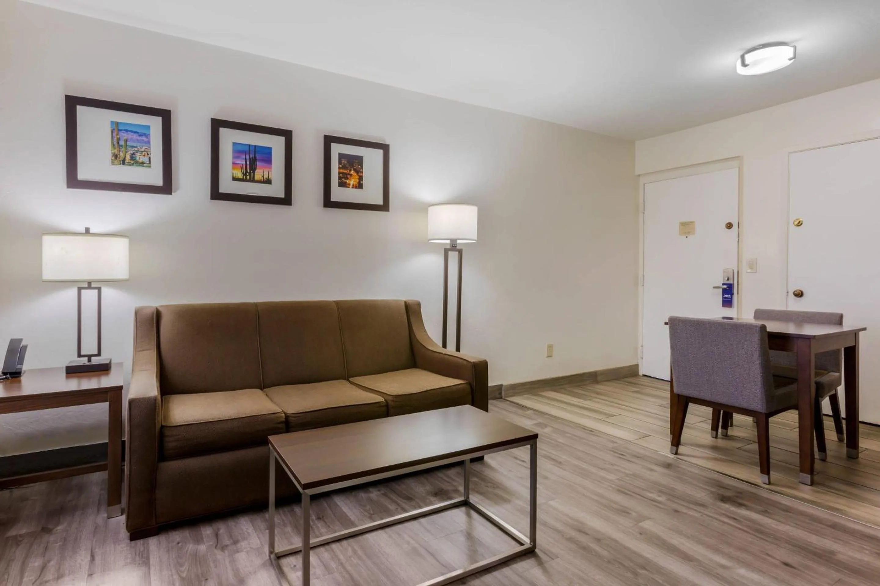 Bedroom in Comfort Suites Tucson near Sabino Canyon