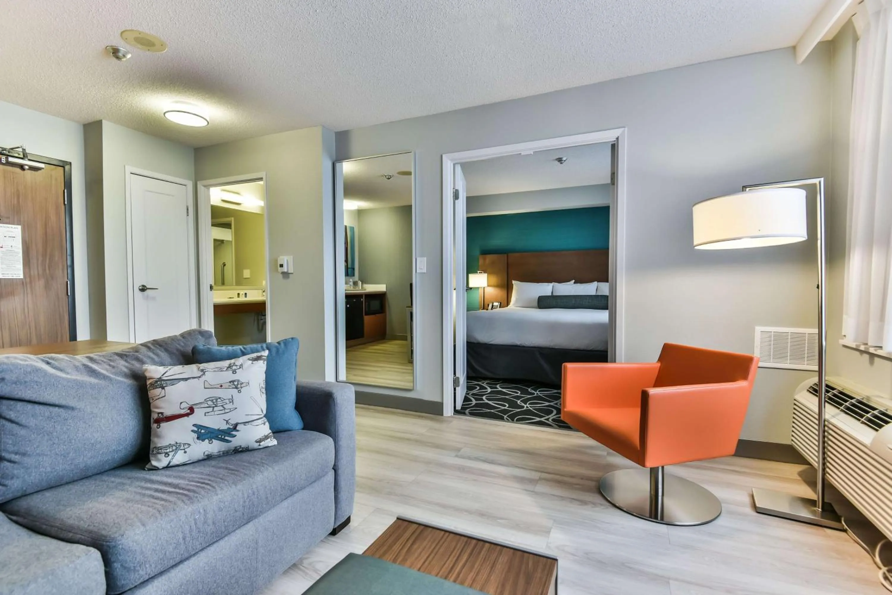 Photo of the whole room, Seating Area in Radisson Suites Hotel Toronto Airport