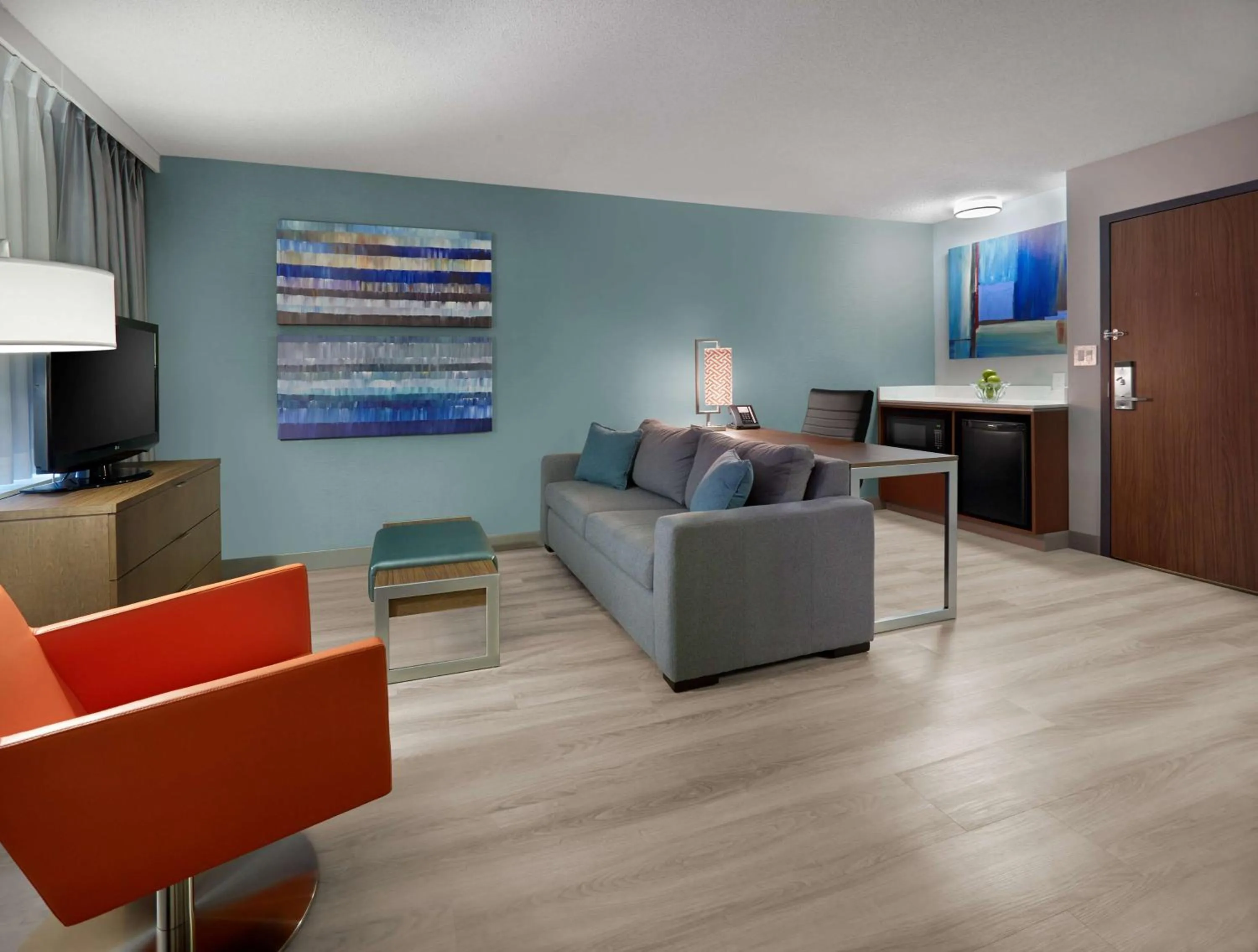 Photo of the whole room, Seating Area in Radisson Suites Hotel Toronto Airport