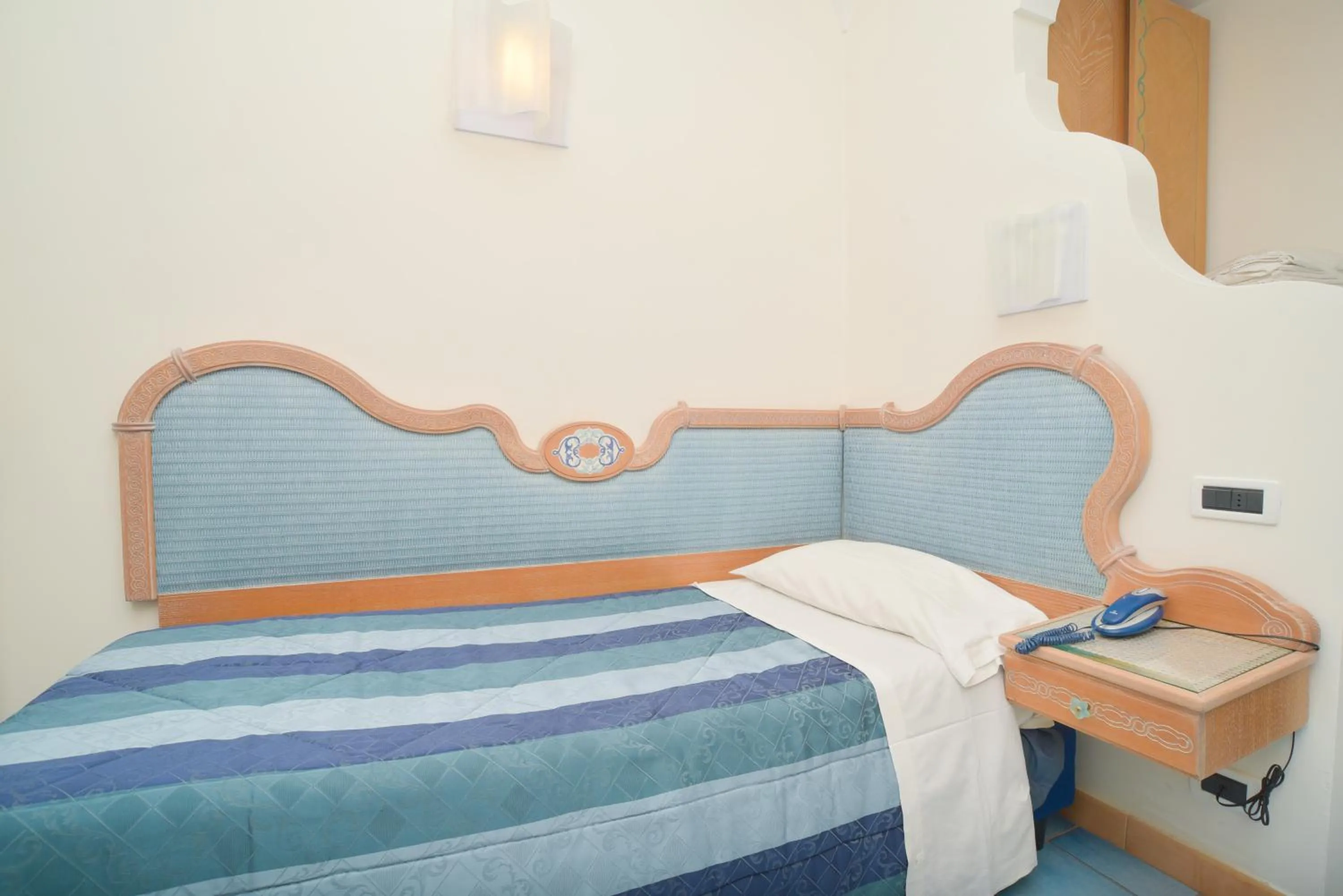 Bed in Albergo Italia - Beach Hotel