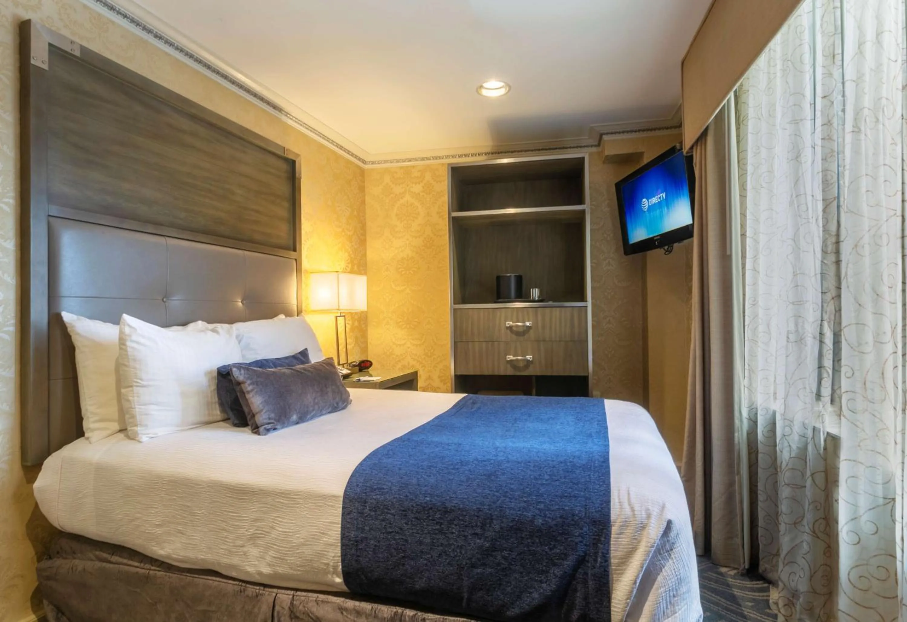 Photo of the whole room, Bed in Robert Treat Hotel