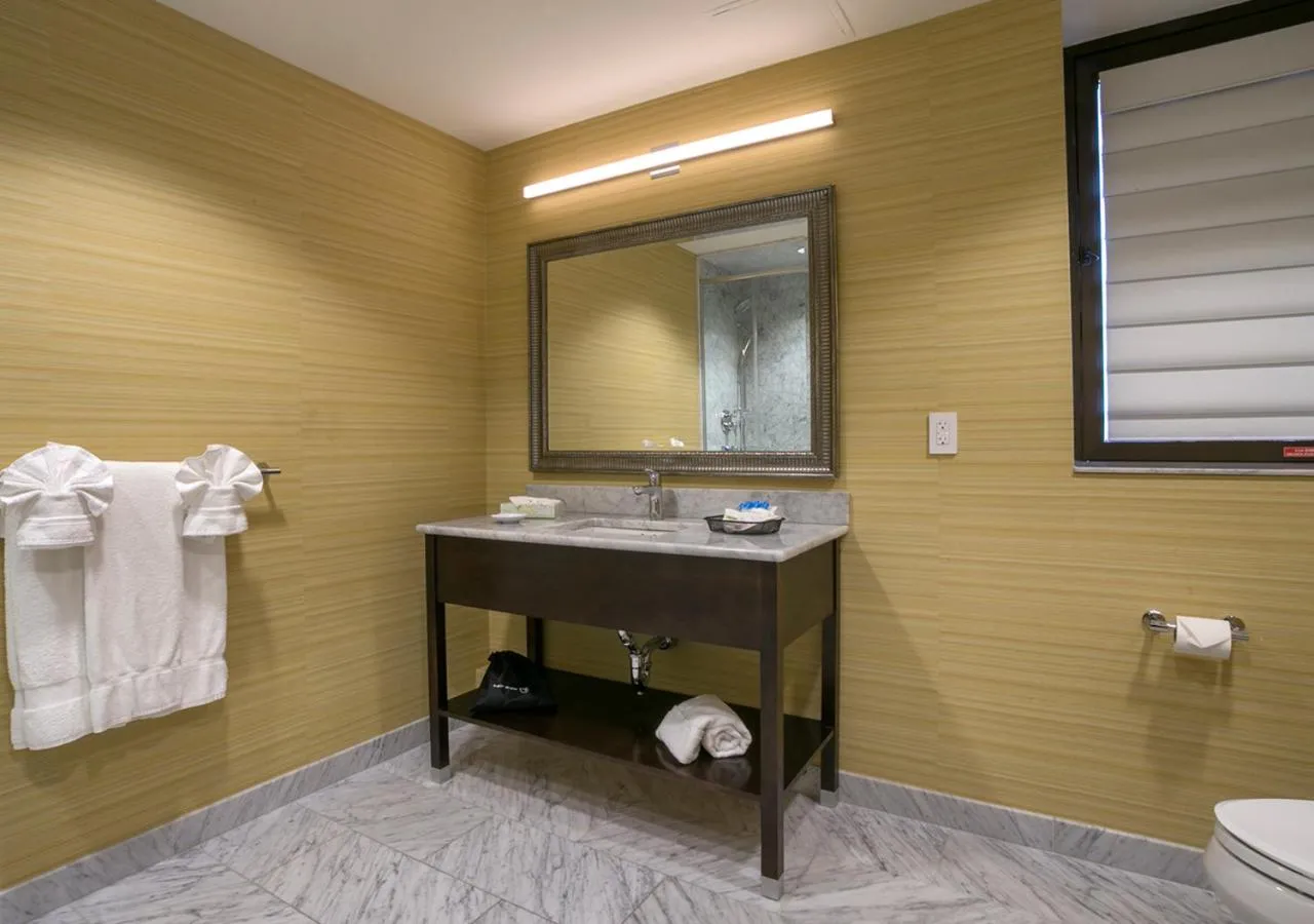 Bathroom in Robert Treat Hotel