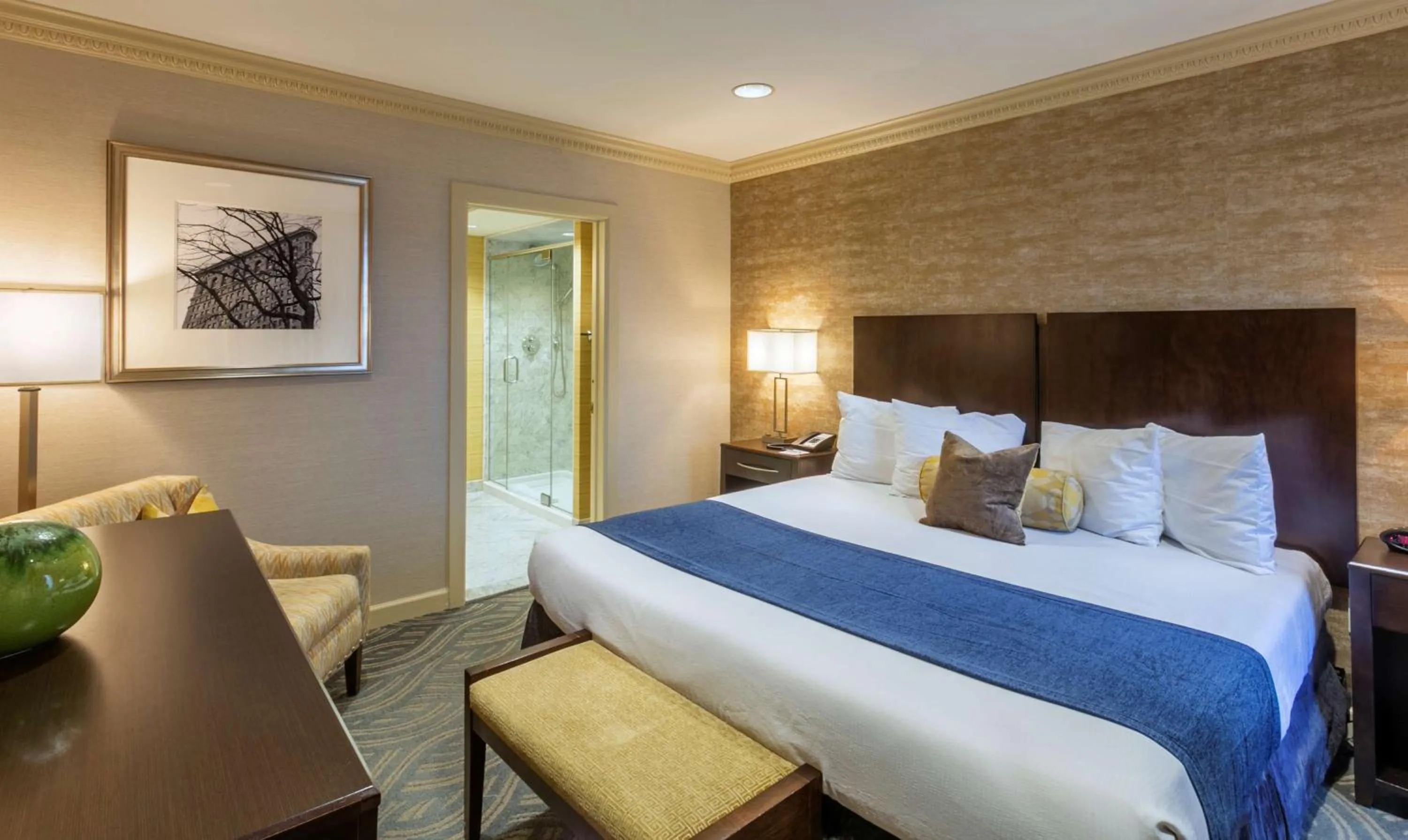 Photo of the whole room, Bed in Robert Treat Hotel