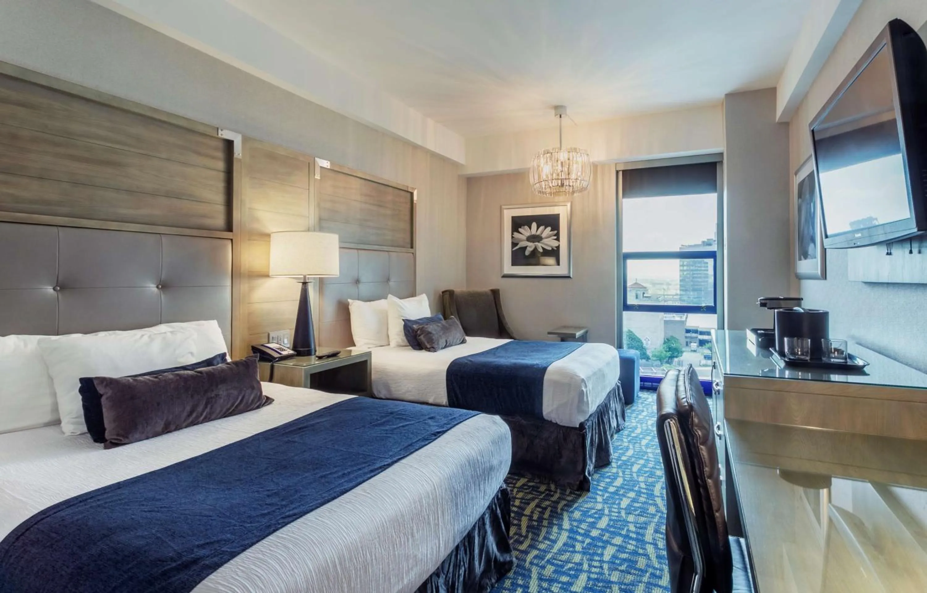 Photo of the whole room, Bed in Robert Treat Hotel