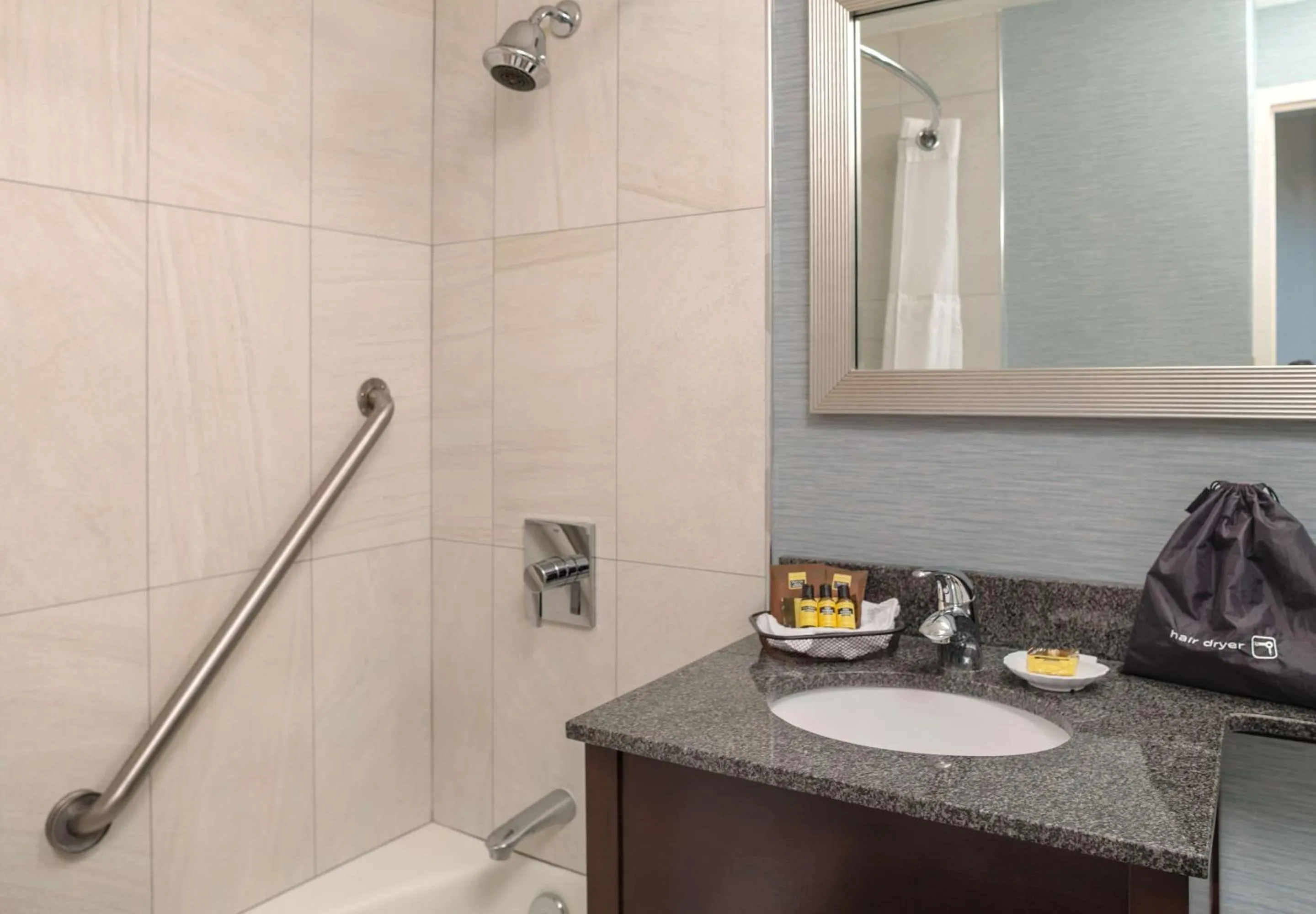 Photo of the whole room in Robert Treat Hotel