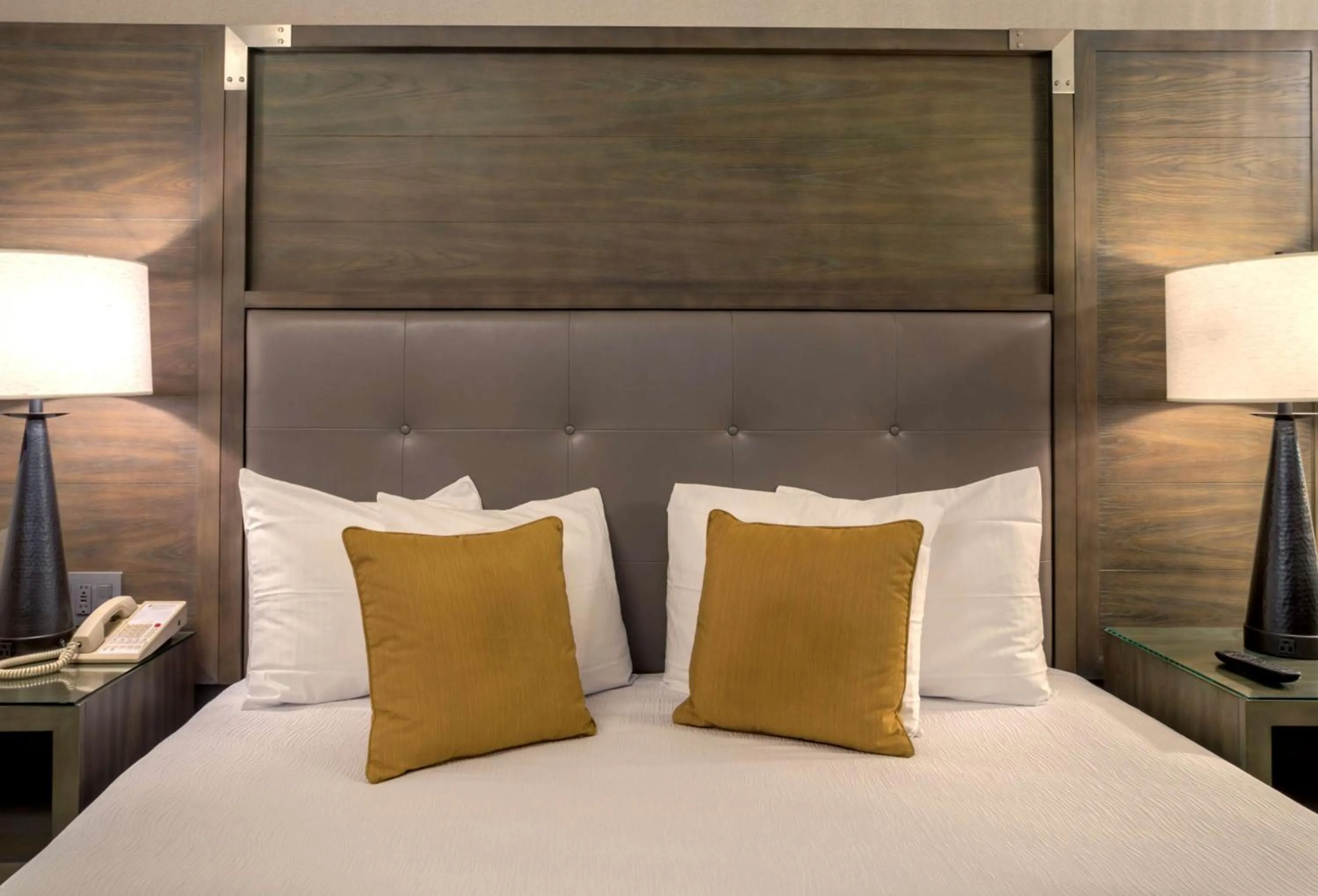 Photo of the whole room, Bed in Robert Treat Hotel