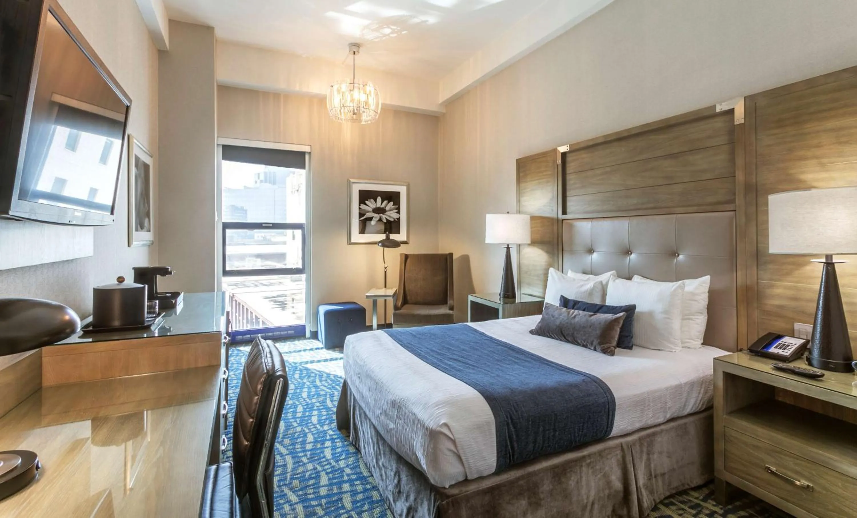 Photo of the whole room, Bed in Robert Treat Hotel