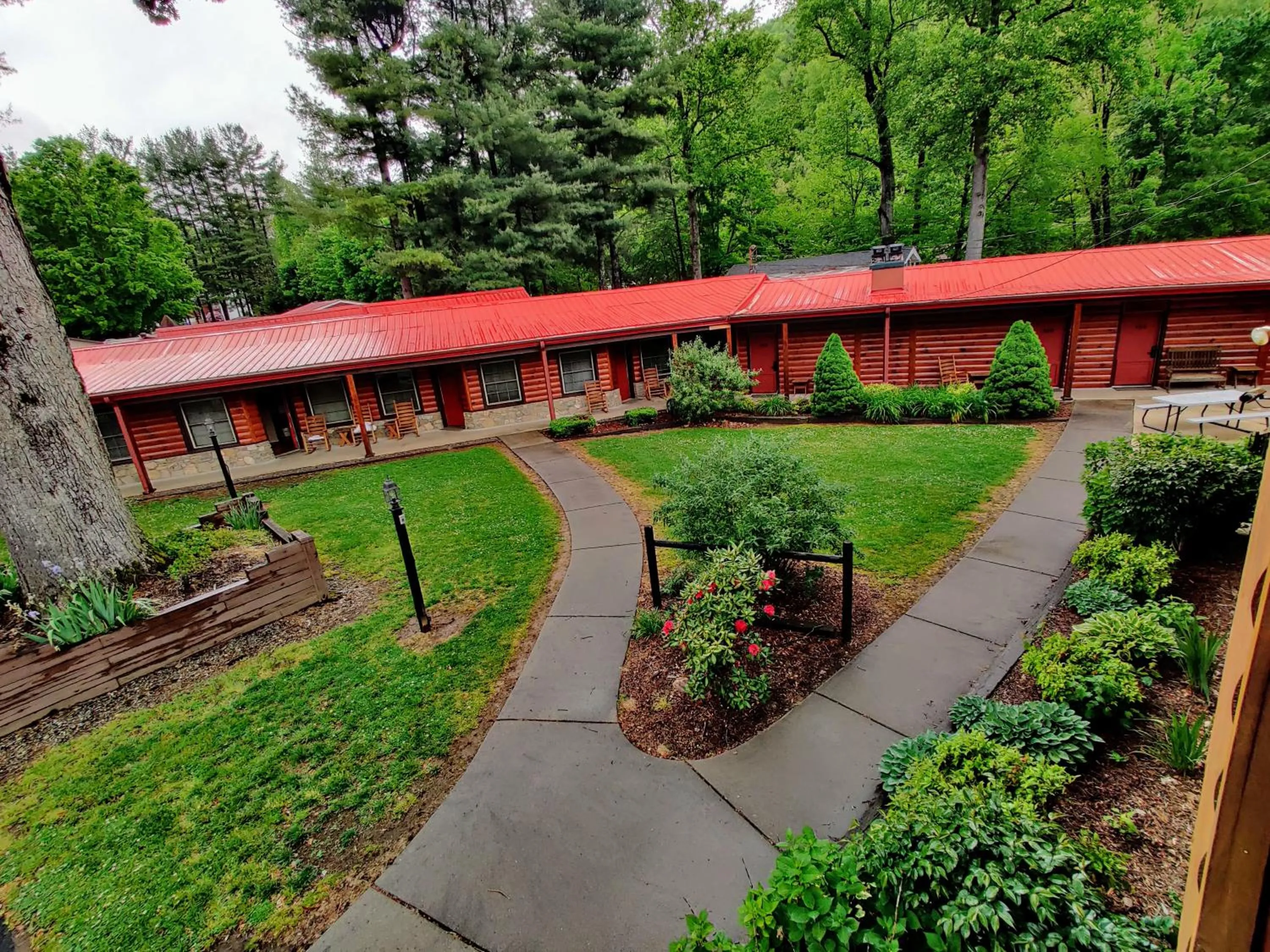 Garden view in Smoky Falls Lodge