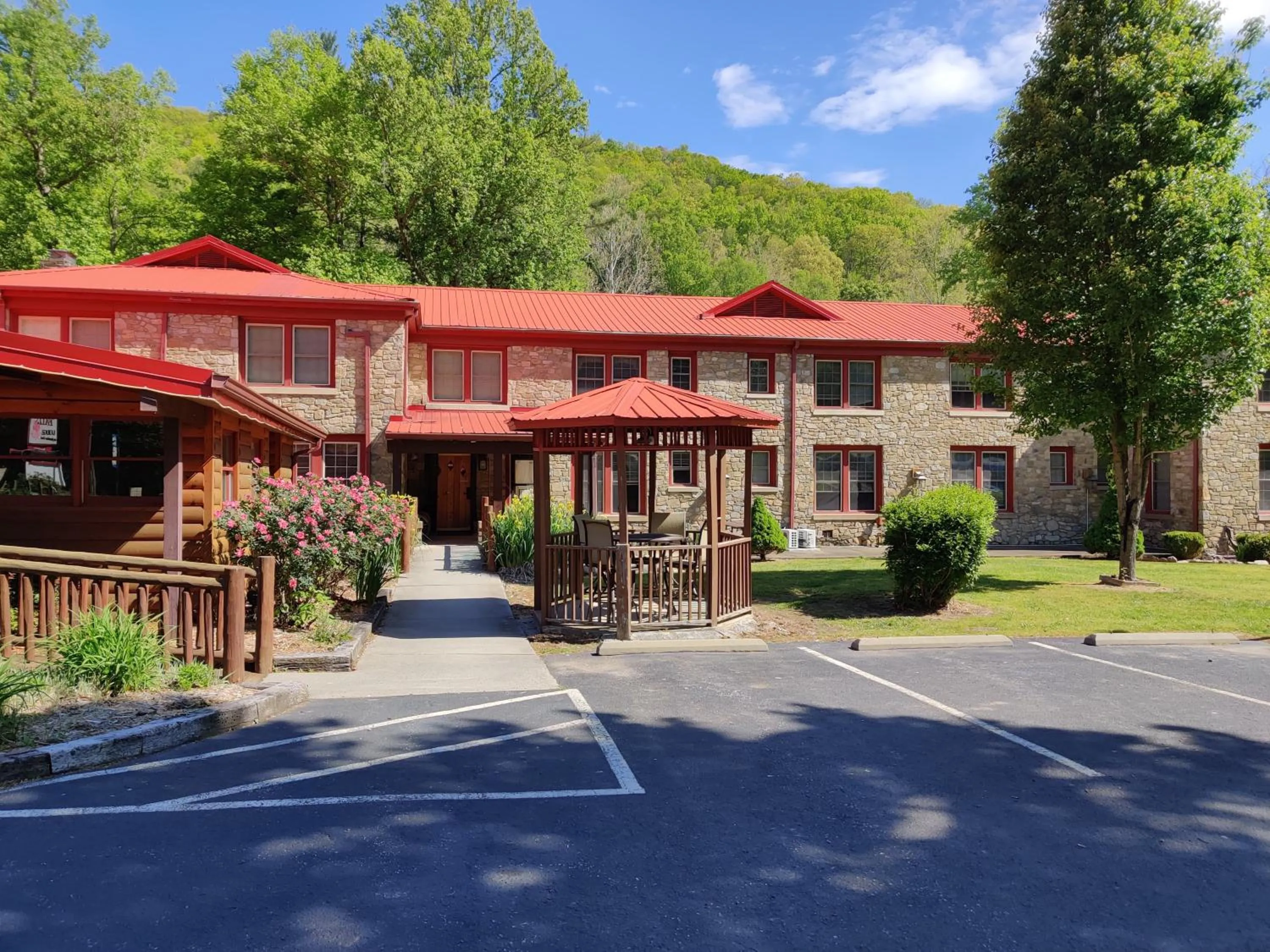 Facade/entrance in Smoky Falls Lodge