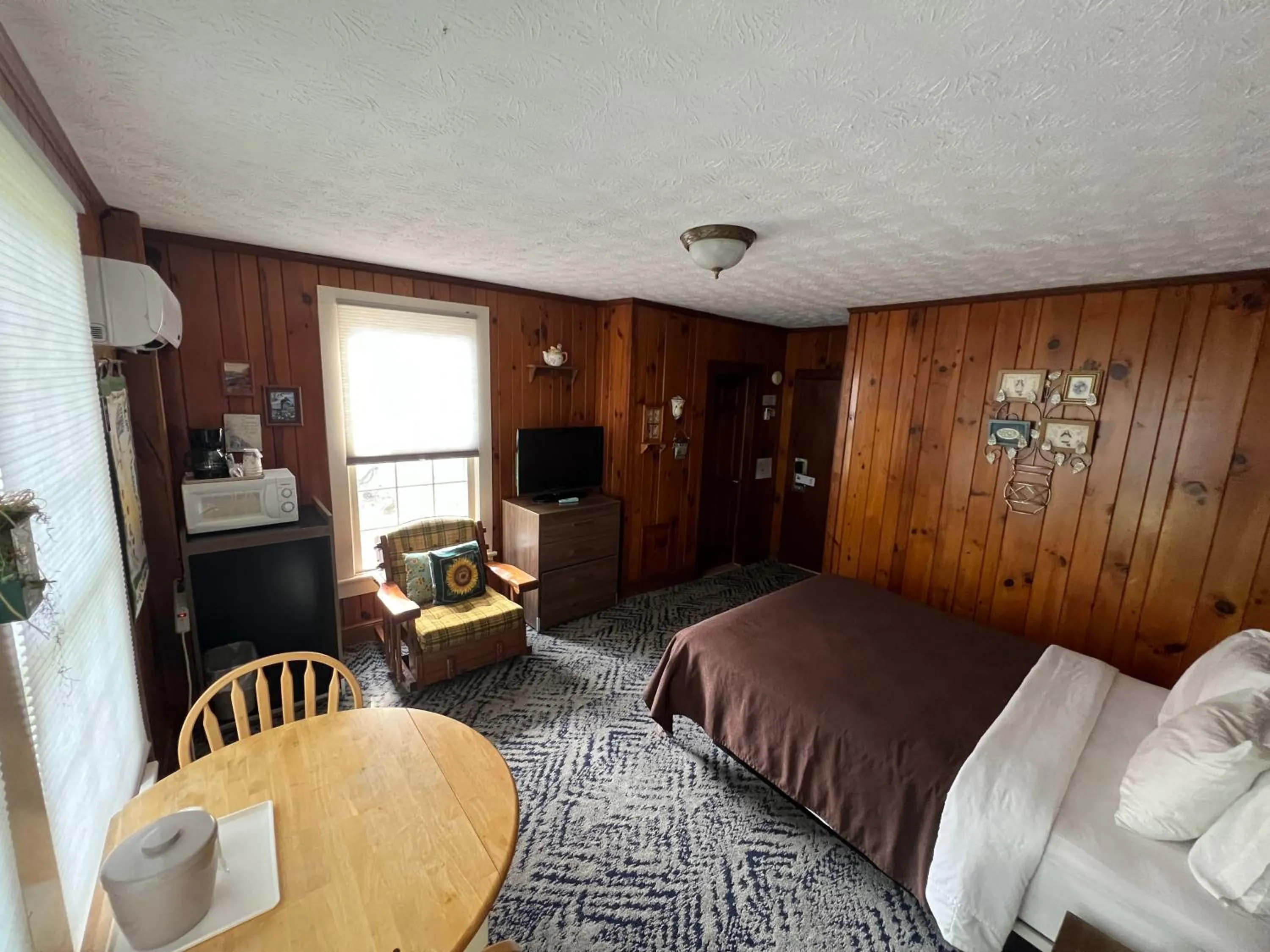 Bed in Smoky Falls Lodge
