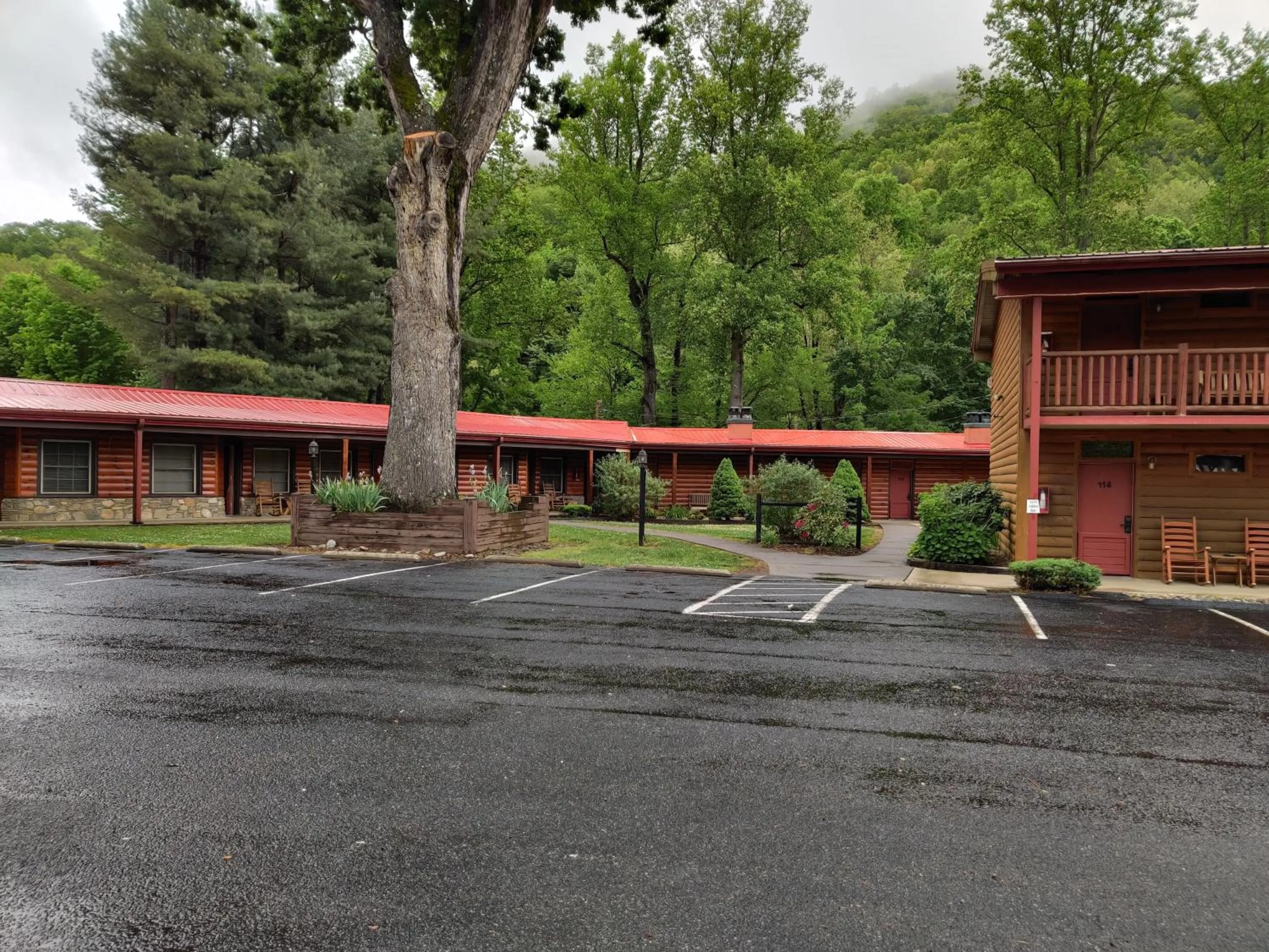 Smoky Falls Lodge