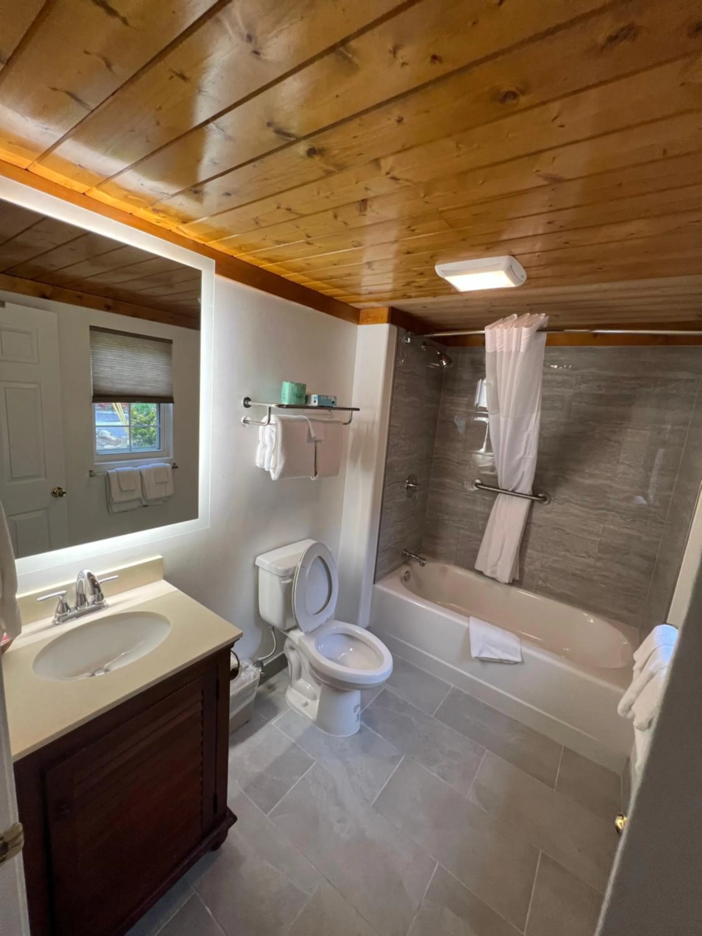 Smoky Falls Lodge