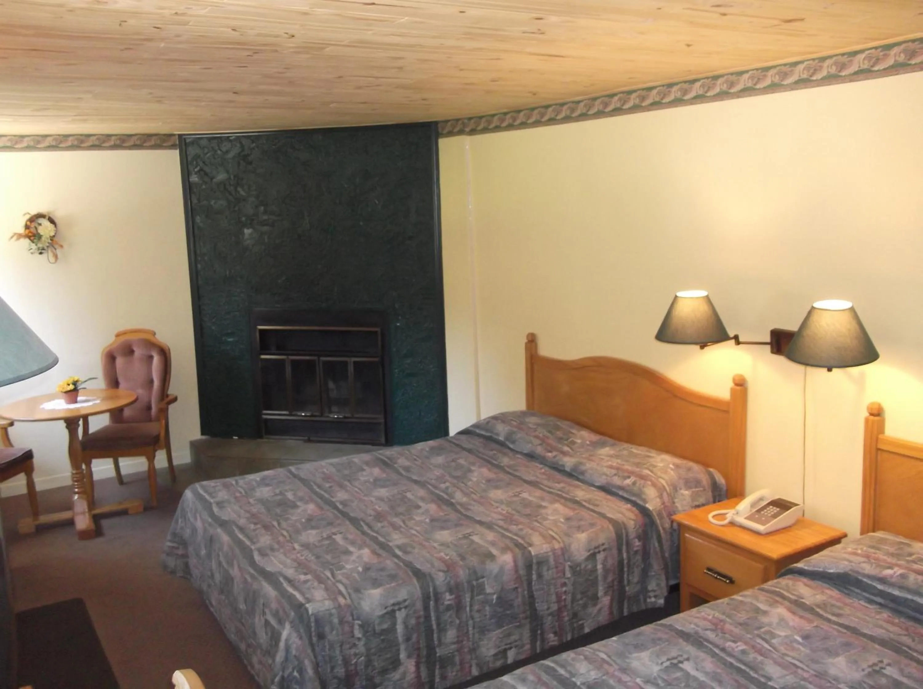 Photo of the whole room, Bed in Auberge Mountain View Inn
