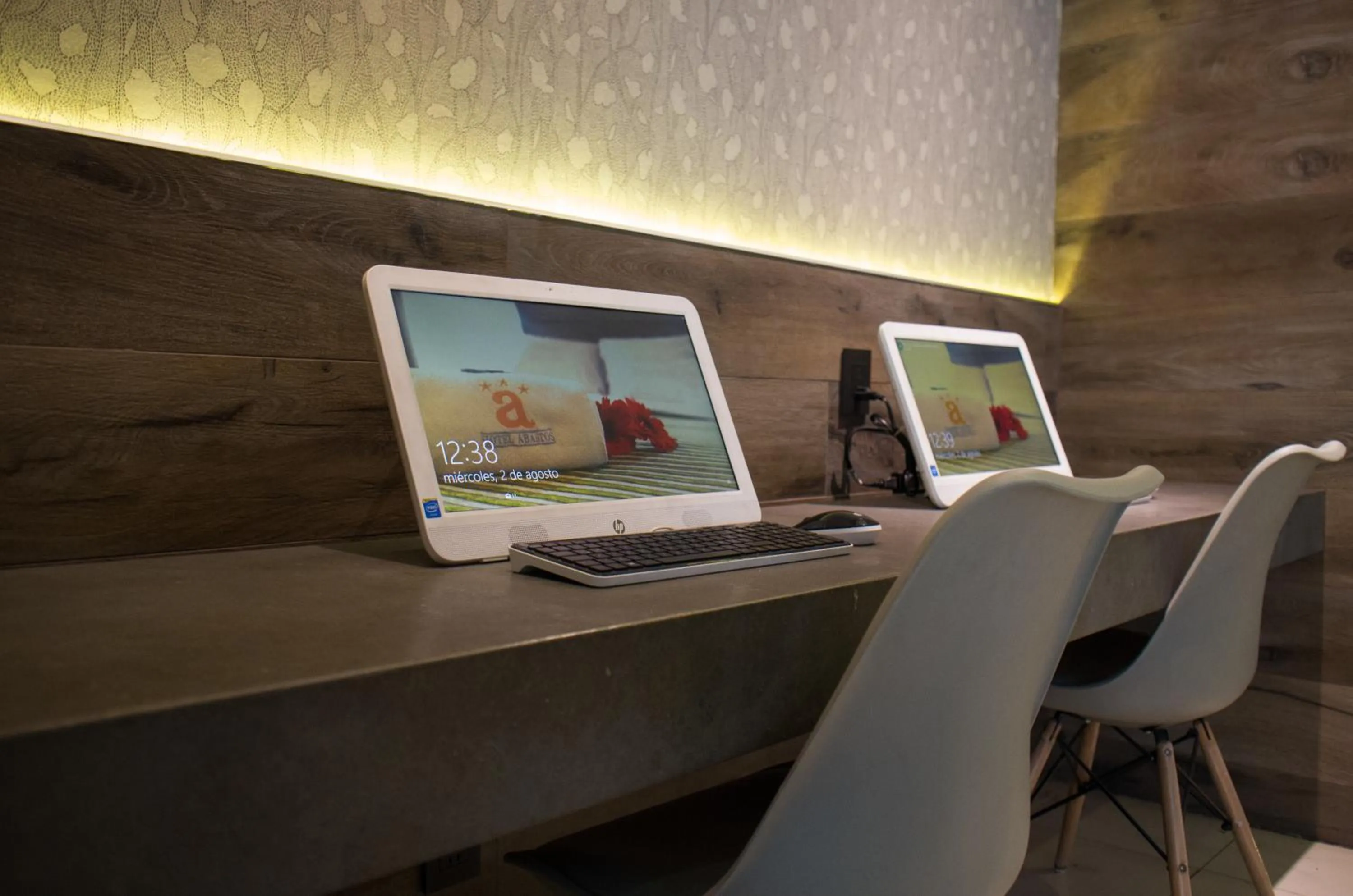 Entertainment in Hotel Expo Abastos