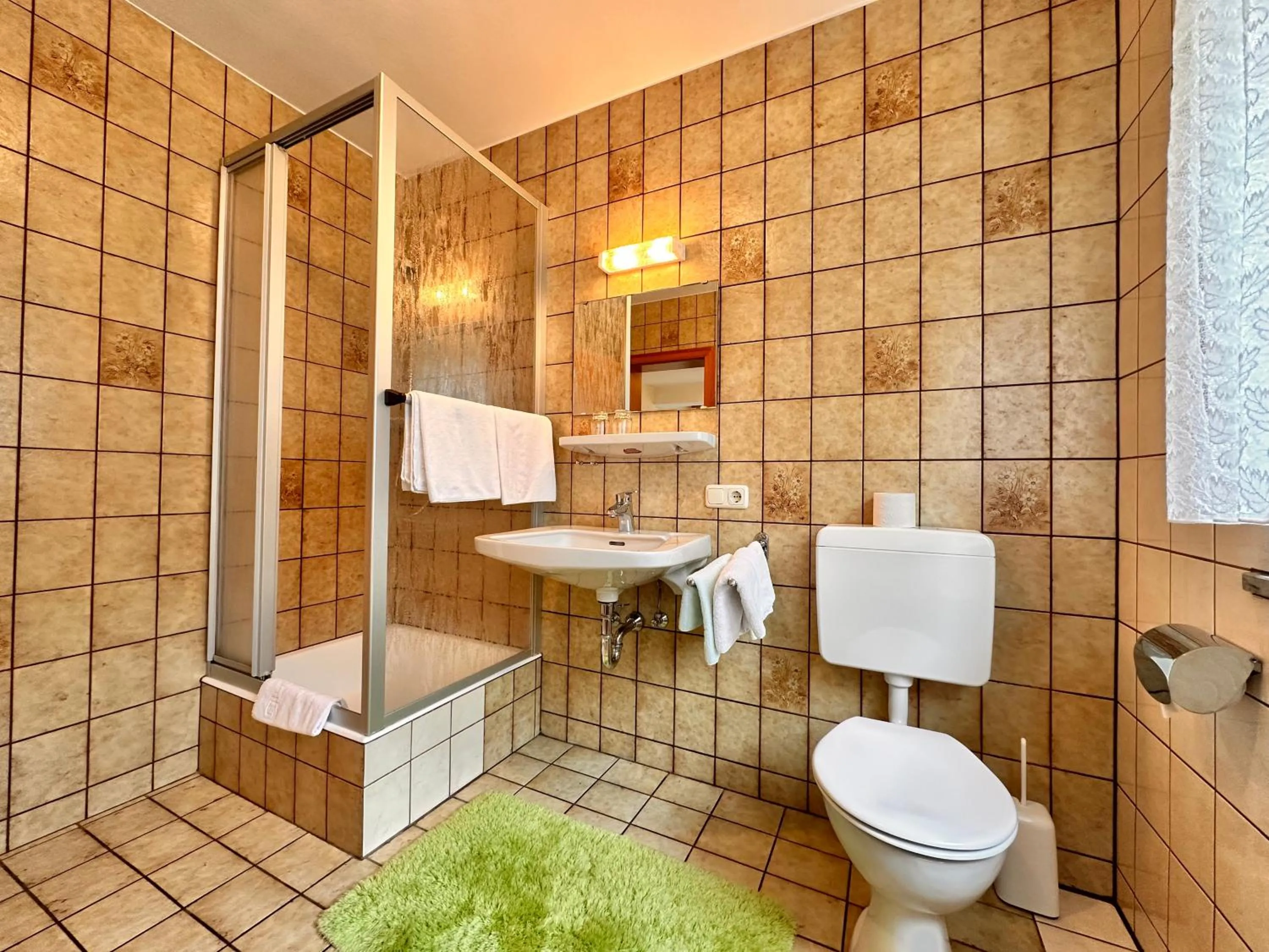 Shower in Pension zum Löwen, Parkplatz, Wlan, Zentral