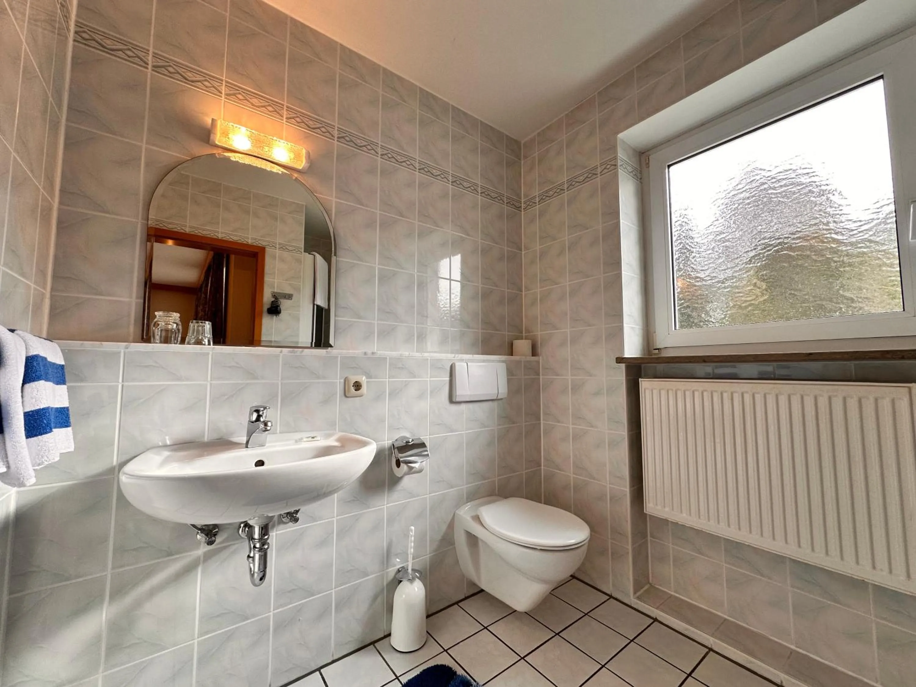 Toilet in Pension zum Löwen, Parkplatz, Wlan, Zentral