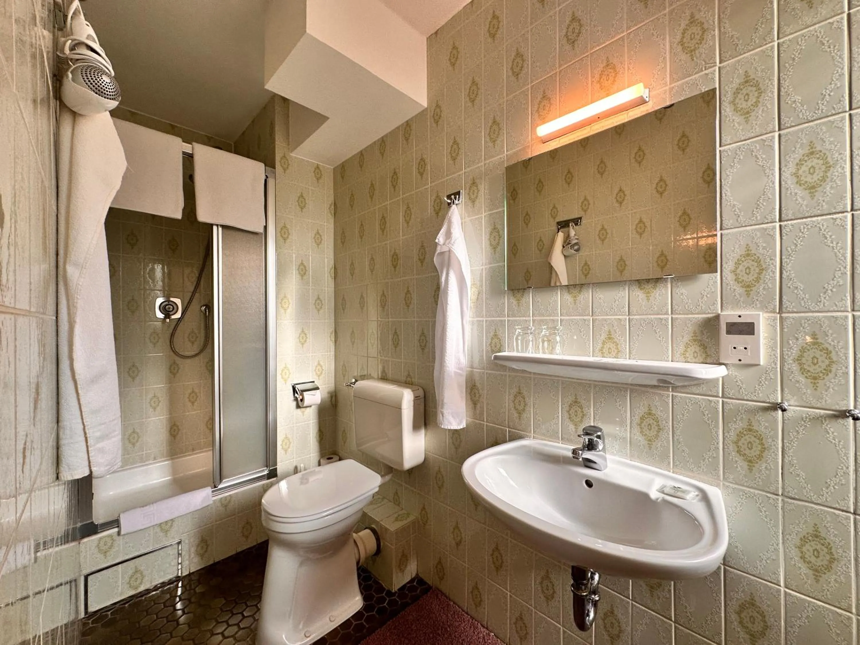 Shower in Pension zum Löwen, Parkplatz, Wlan, Zentral