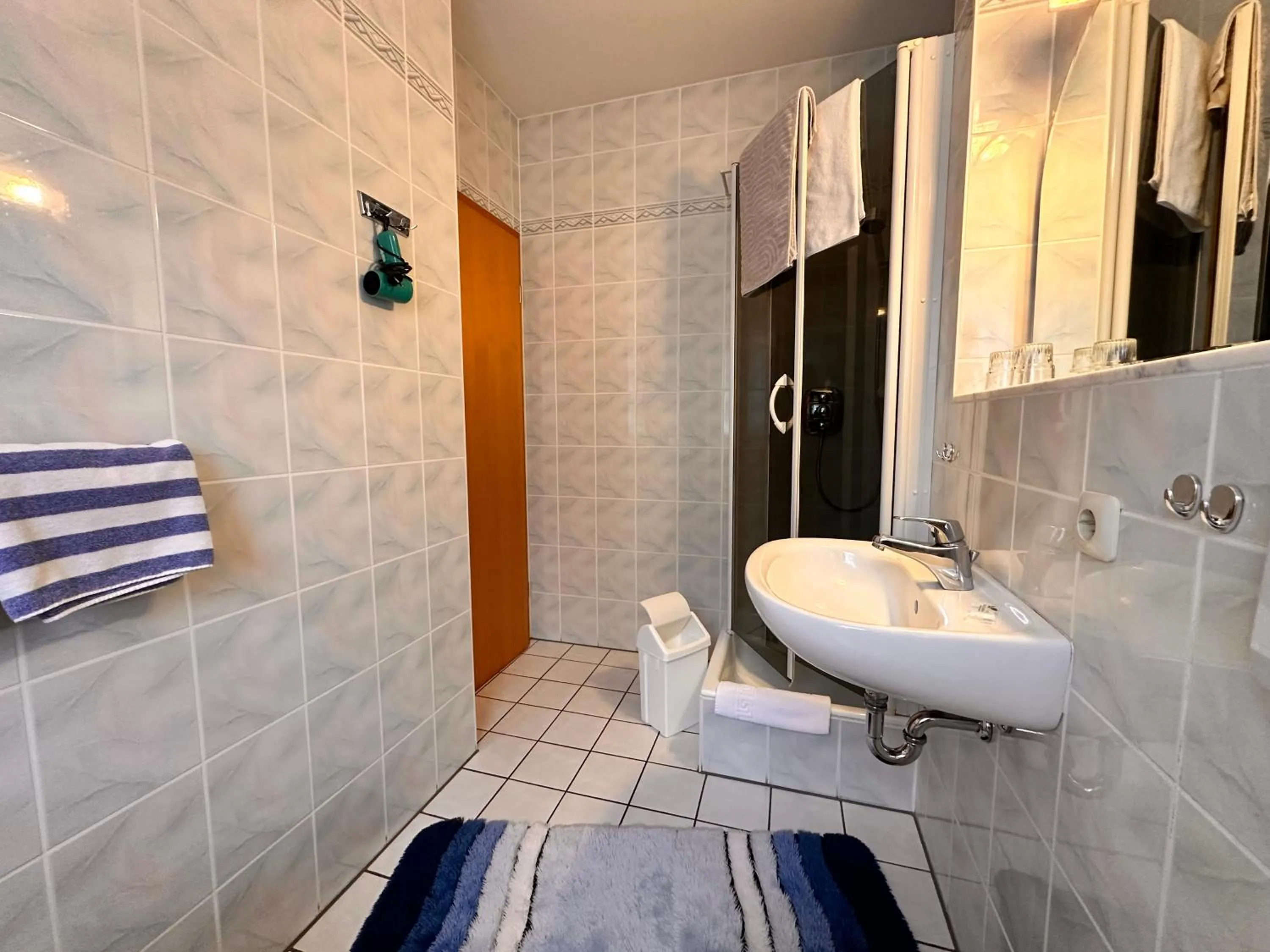 Shower in Pension zum Löwen, Parkplatz, Wlan, Zentral