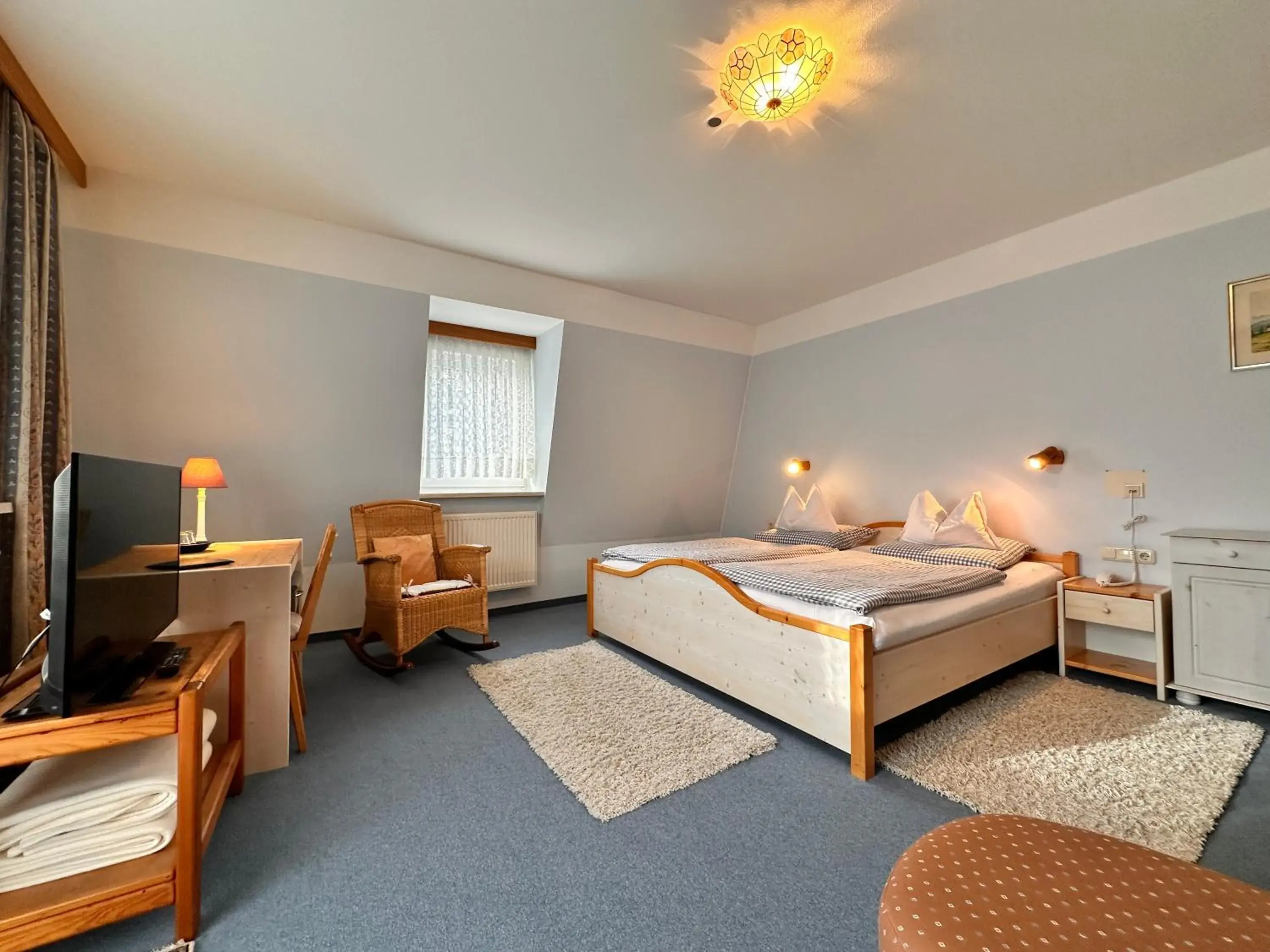 Double or Twin Room with Balcony in Pension zum Löwen, Parkplatz, Wlan, Zentral Double or Twin Room with Balcony in Pension zum Löwen, Parkplatz, Wlan, Zentral
