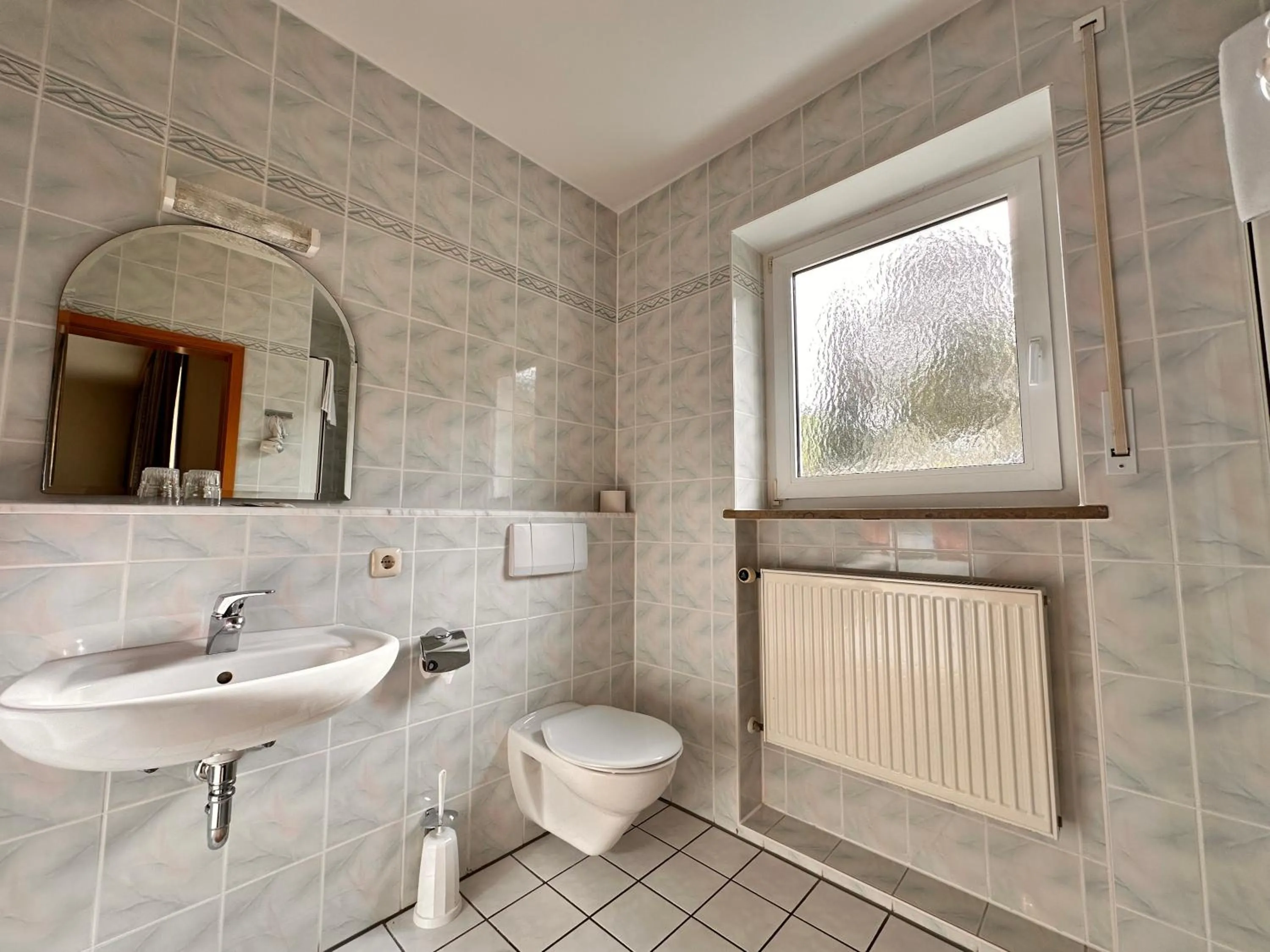 Toilet in Pension zum Löwen, Parkplatz, Wlan, Zentral