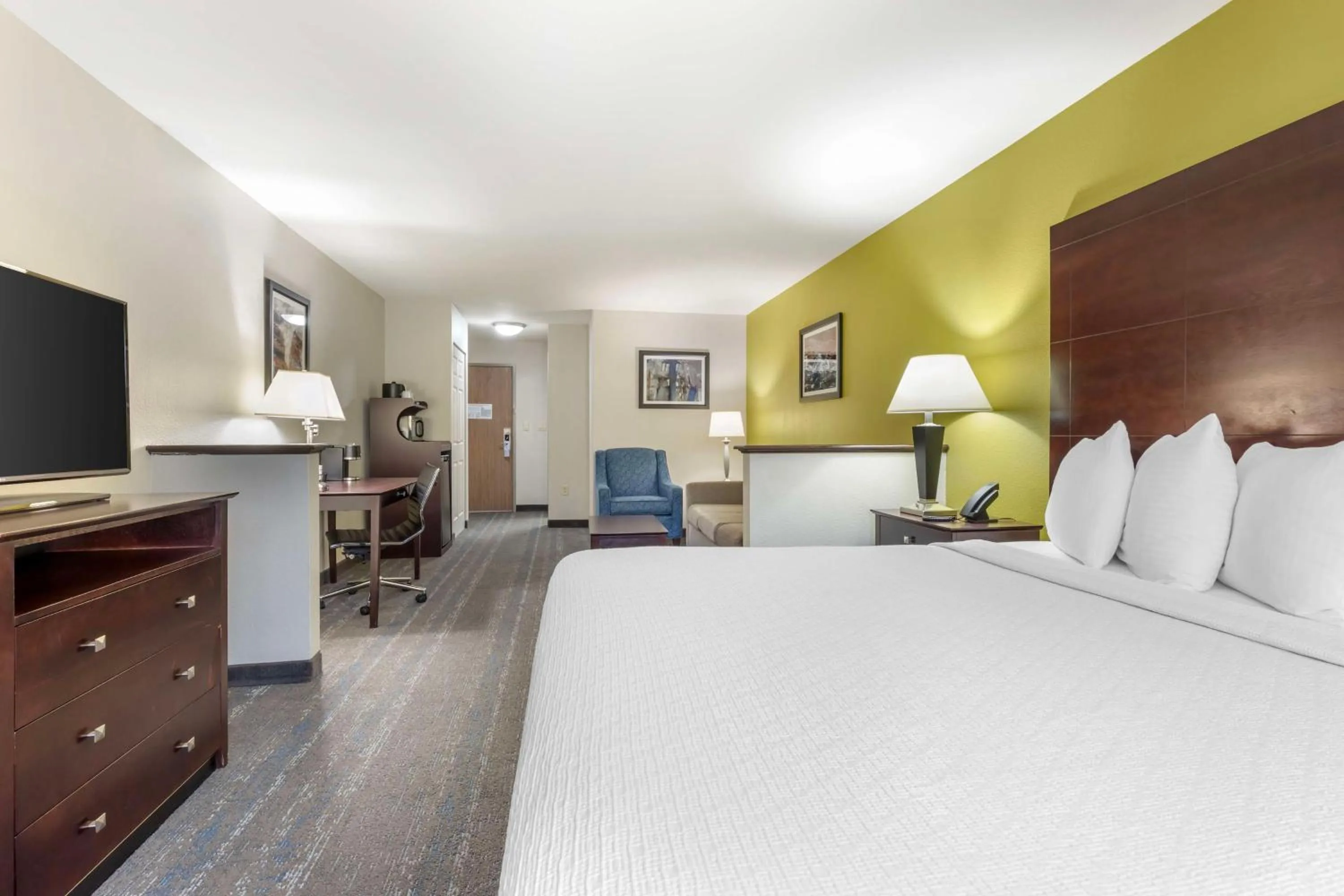 Photo of the whole room, Bed in Best Western Plus Mansfield Inn & Suites