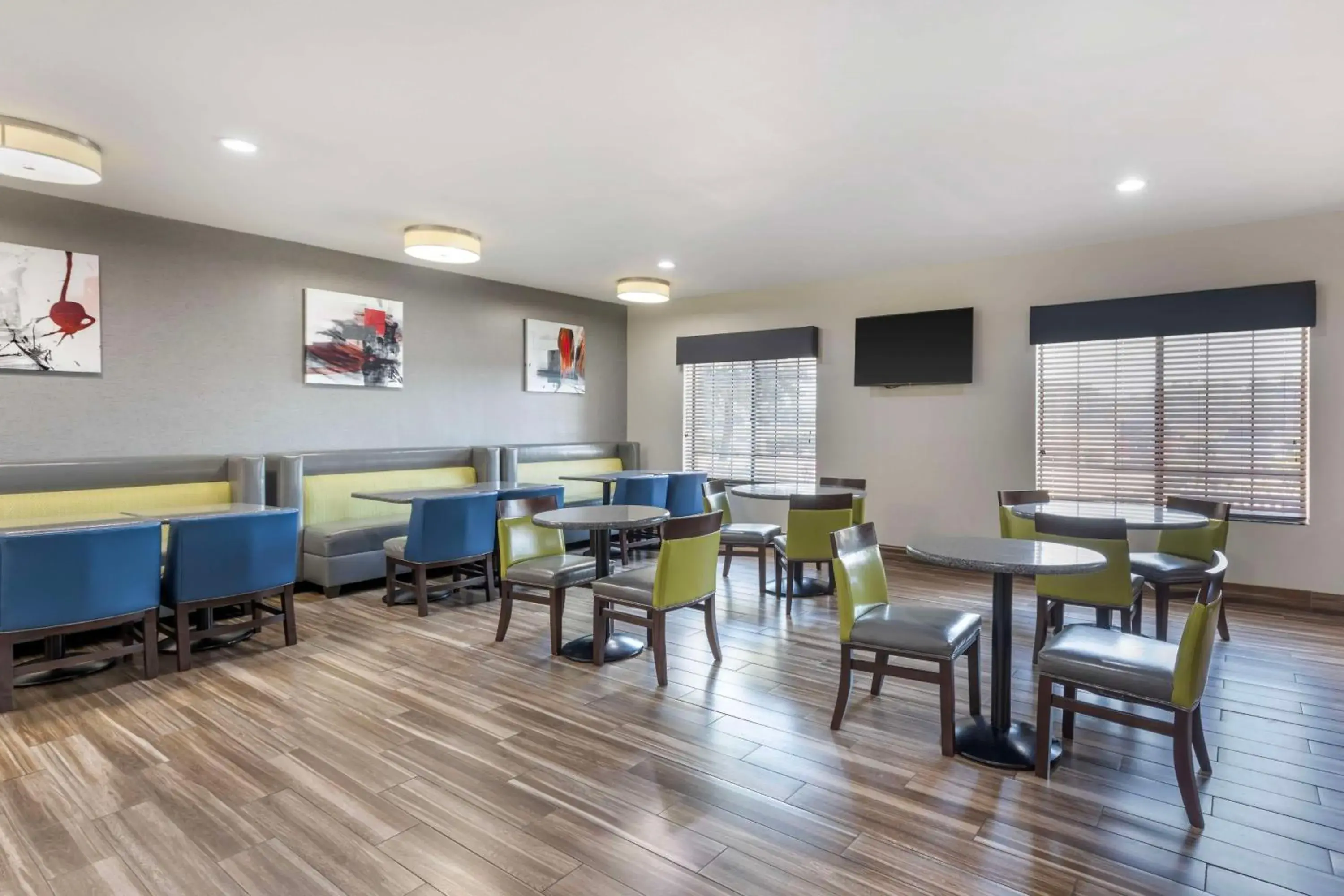 Breakfast in Best Western Plus Mansfield Inn & Suites Breakfast in Best Western Plus Mansfield Inn & Suites