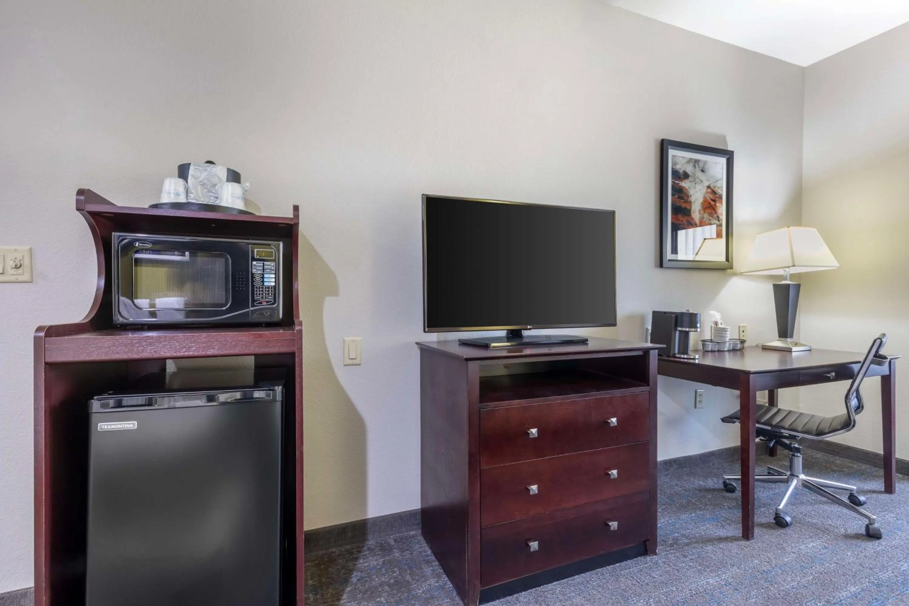 Bedroom in Best Western Plus Mansfield Inn & Suites