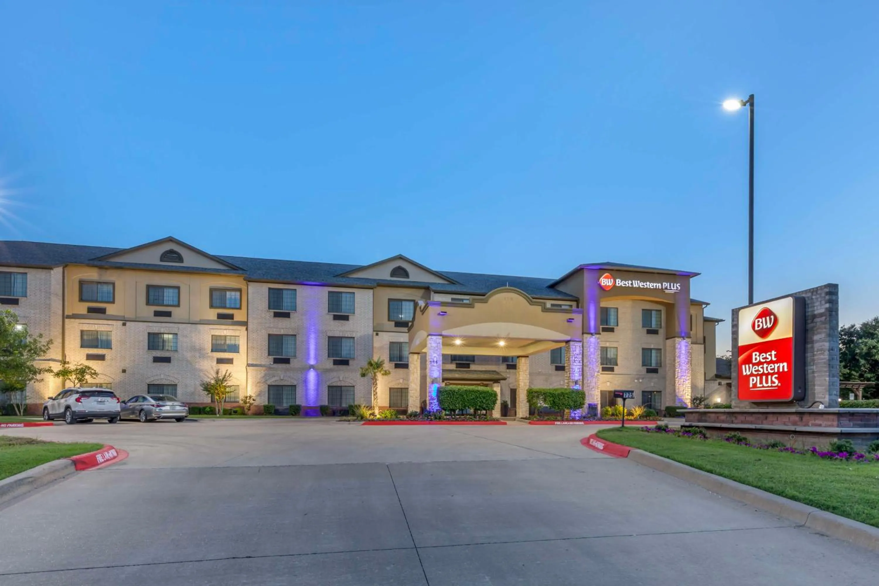 Property building in Best Western Plus Mansfield Inn & Suites
