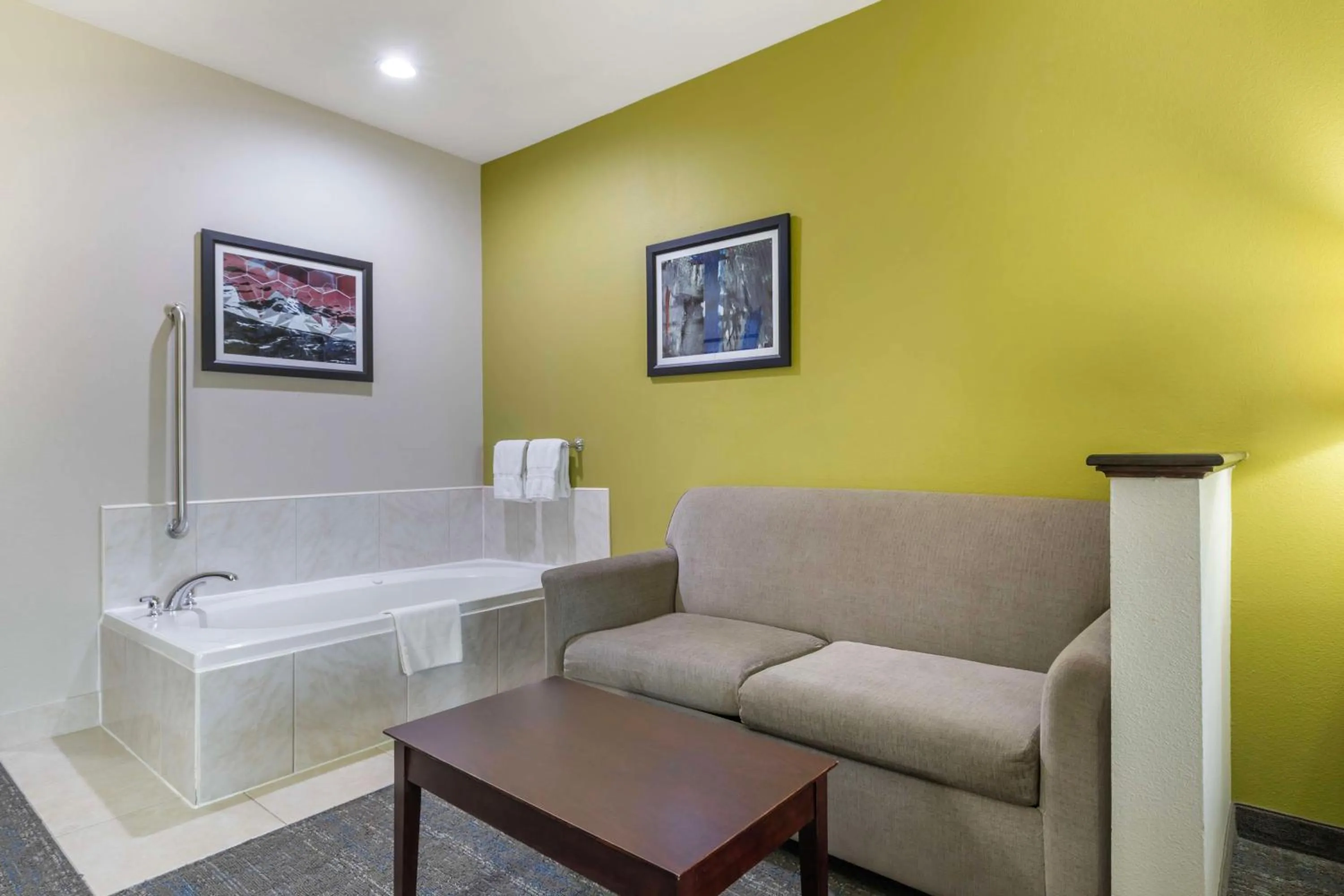 Bedroom in Best Western Plus Mansfield Inn & Suites