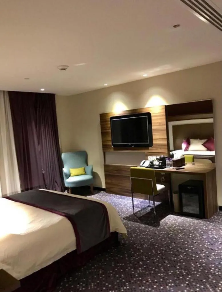 Communal lounge/ TV room, Bed in Golden Tulip Al Khobar
