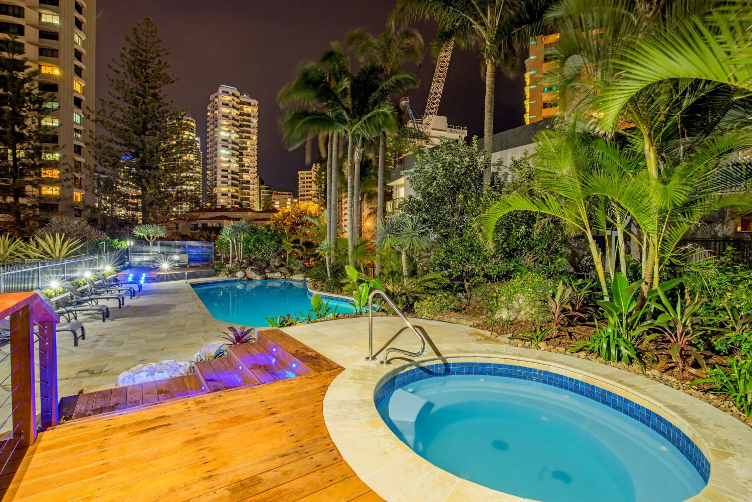 Swimming pool in Baronnet Apartments