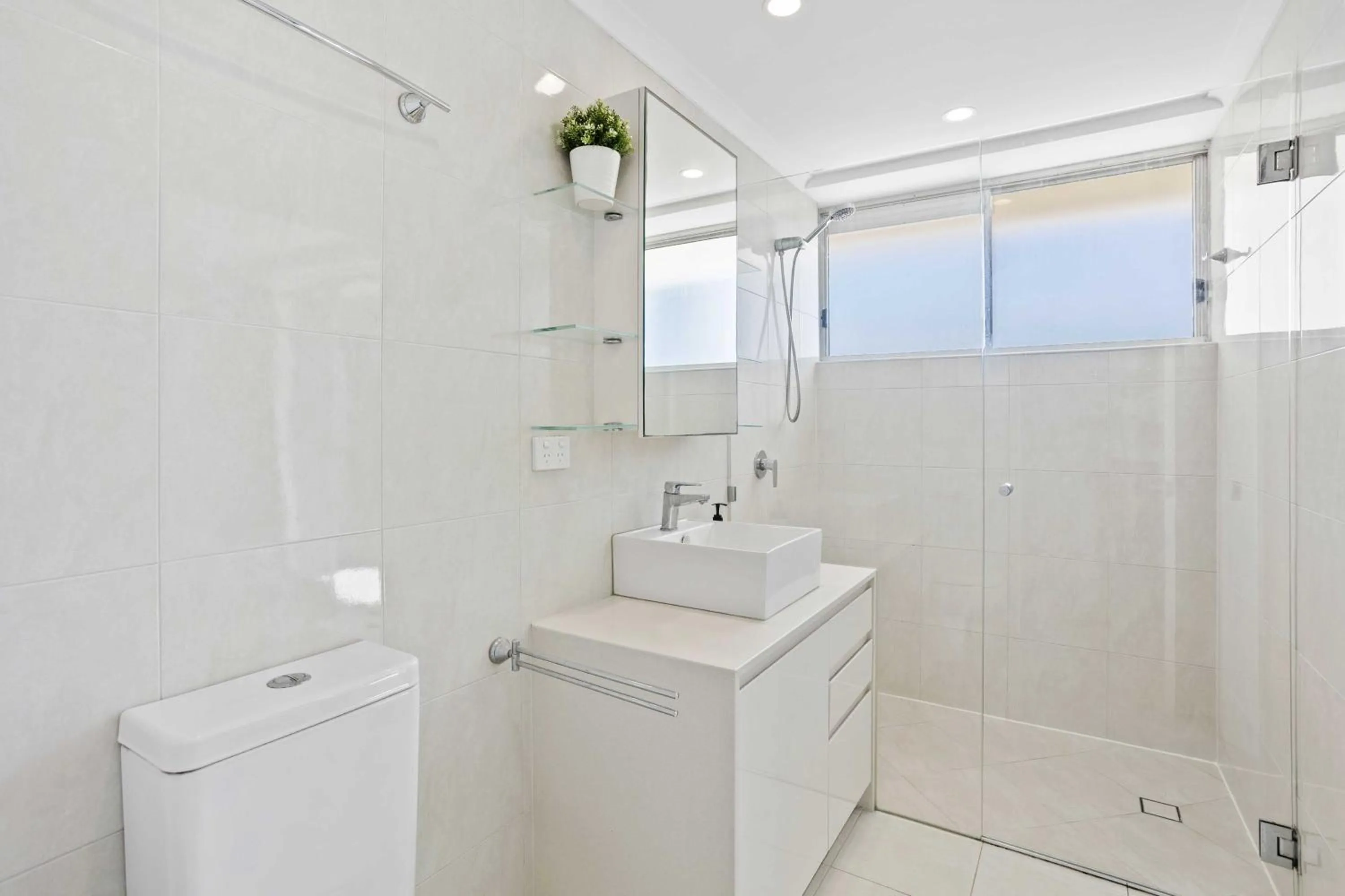 Shower in Baronnet Apartments