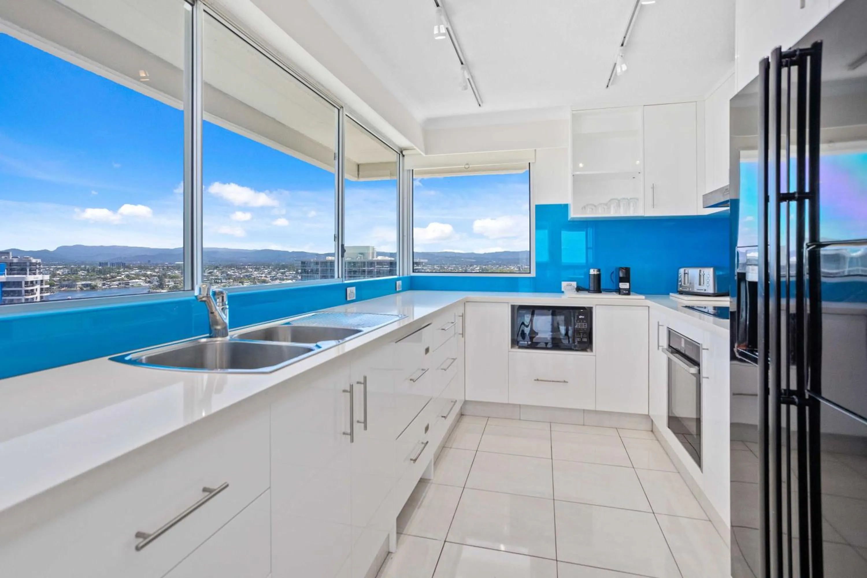 Kitchen or kitchenette in Baronnet Apartments